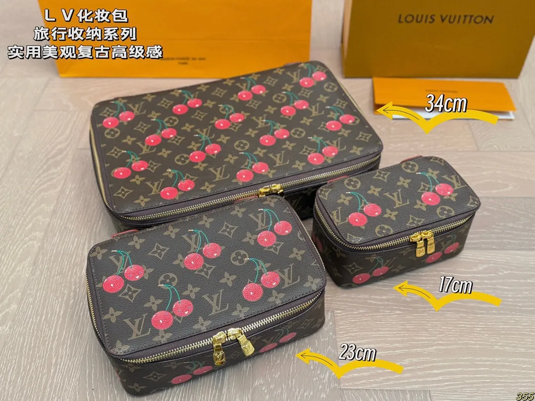 ¥135/¥125/¥115 LV 化妆包 LV旅行收纳系列 实用 真的很美很喜欢!实用、美观、耐造、出去旅游看了心情也会好好 尺寸:34 22 8/23 14 8/17 10 8