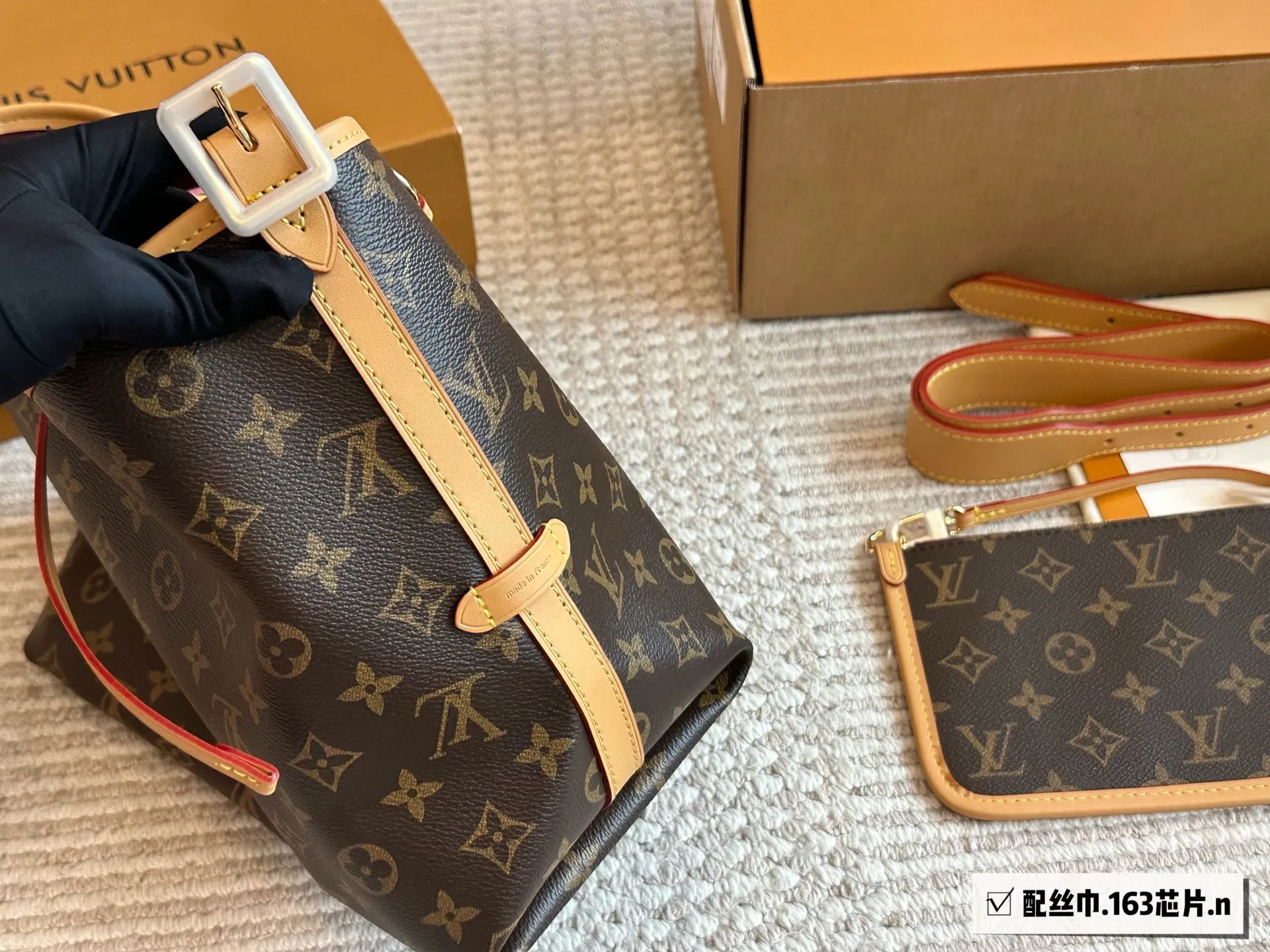 芯片版&yen;220 路易威登Lv Carryall新款通勤包颜值实用 #路易威登Lv #路易威登#Iv #路易威登louisvuitton#路易威登carryall #Carryall |v7月新款，可斜挎、单肩。容量保证，敞口磁铁吸内扣取放平板小电脑非常方便，设计比neverfull小巧、肩带够宽不那么勒;比graceful俏皮，上身完全;是驴家通勤包款颜值担当@30cm