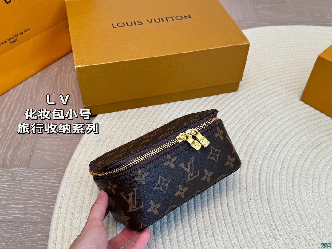 &yen;130/&yen;120/&yen;110 LV 化妆包 LV旅行收纳系列 实用 真的很美很喜欢！实用、美观、耐造、出去旅游看了心情也会好好 尺寸：34 22 8/23 14 8/17 10 8