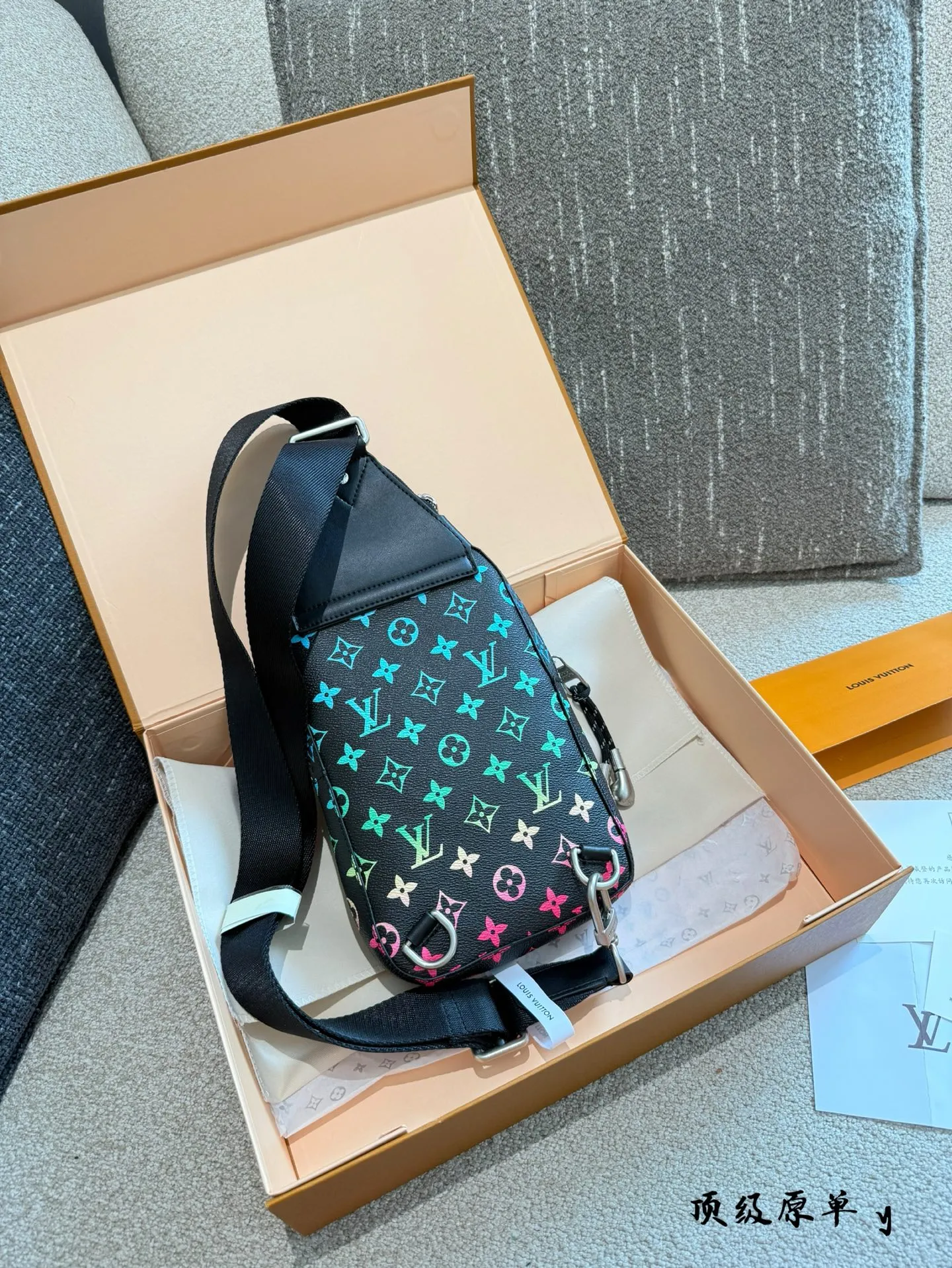 p200 LV SS25新款男包系列👜💥 LV SS25新款男包系列👜💥 LV 热门斜挎包，时尚圈的宠儿！独特设计，融合经典与潮流元素，彰显非凡魅力。优质皮革，细腻纹理，精湛工艺，凸显品质。小巧轻便却容量可观，出行必备。背上它，成为街头亮点，引领时尚新风潮。