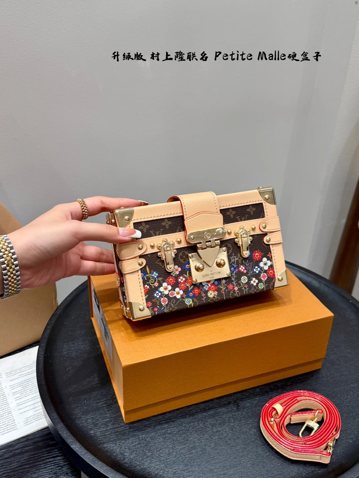 P185 礼盒包装 升级版！ size：19*12cm Lv 村上隆联名太阳花小盒子Petite Malle LV Petite Malle硬箱子 ✅顶级原单 超高品质 这个小盒子的颜值太高啦！ 太cute了！ 花纹和大小都是我喜欢的， 很有型滴！
