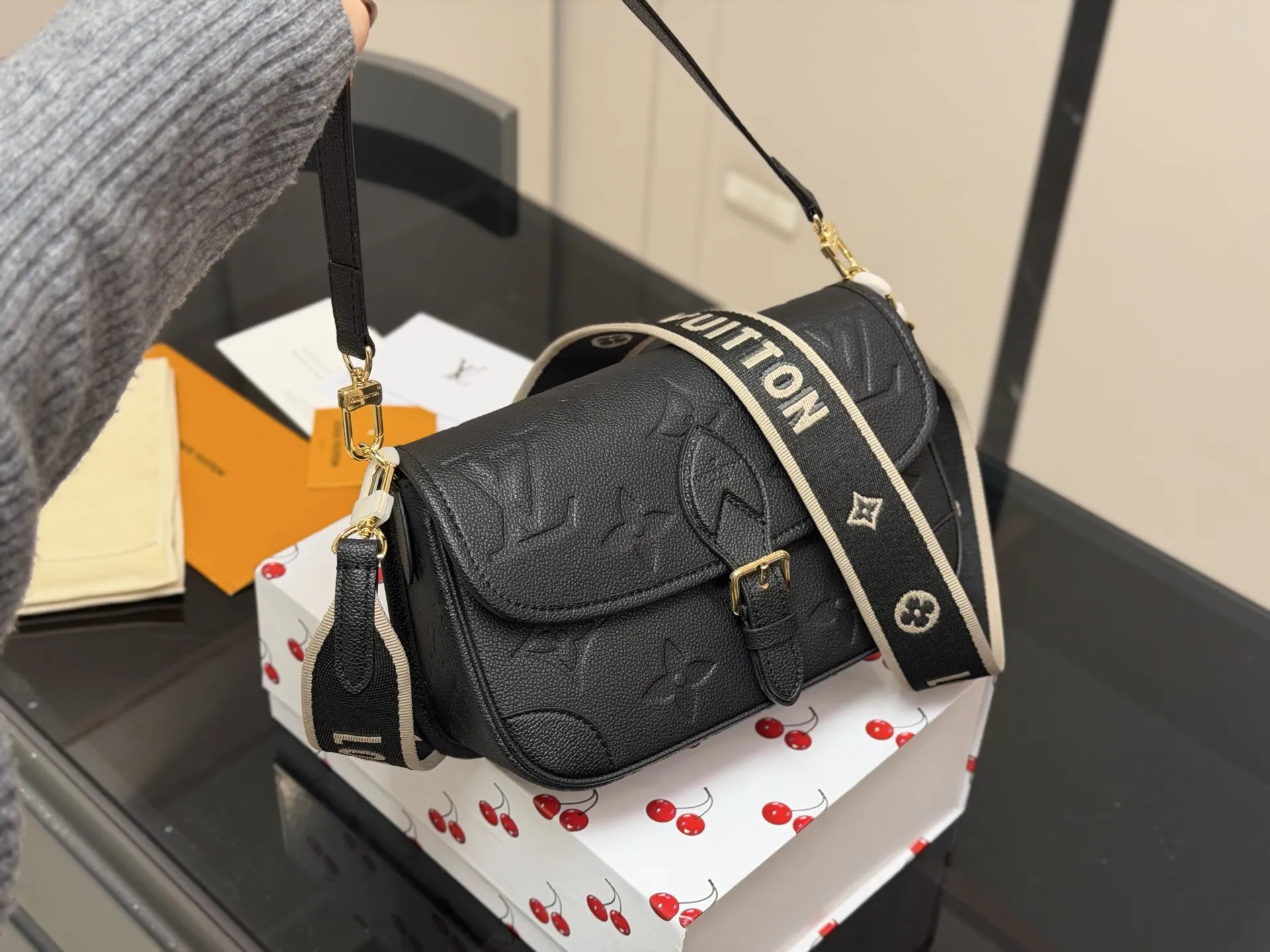 ¥190 配折叠盒 !Lv法棍包穿搭也太好看了吧 双肩带的配置复古的气质 带着时尚感搭配起来 毫不违和并且肩带可以分开使用四舍五入等于两个包包hhh并且这款融合了| 尺寸:25.16cm