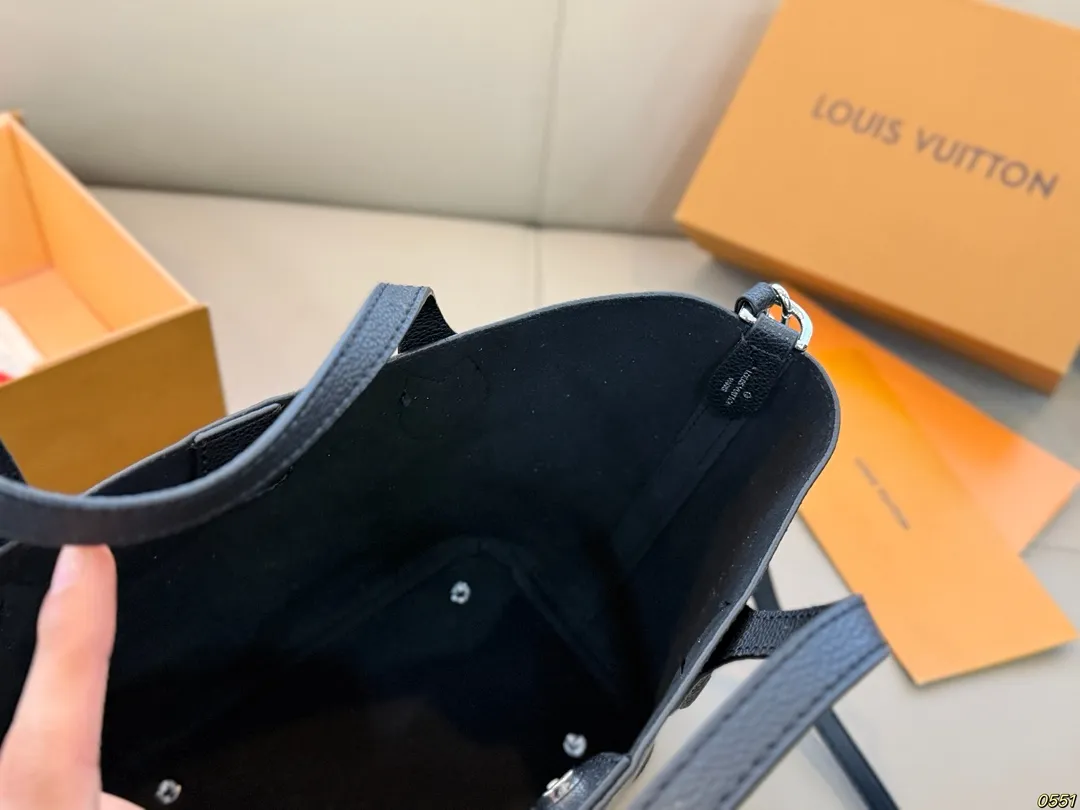 &yen;220 Lv菜篮子托特包 高颜值 潮酷 时尚女孩必入 适合日常 通勤 出街 尺寸20 20