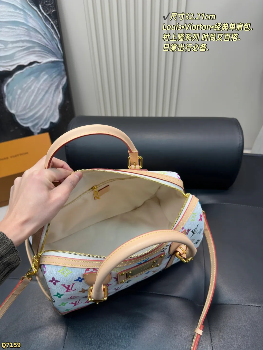 💰205配折叠盒 尺寸32.21cm Louis&bull;Viotton&bull;村上隆系列单肩包. 时尚又百搭.日棠出行必备. 最热门旅行袋！每个明星网红人手一个的节奏！特点是容量巨大！材质也是今年大热的流行元素 简洁的设计可以搭配任何颜色的服装造型！关键实用性极好！无敌性价比超高！