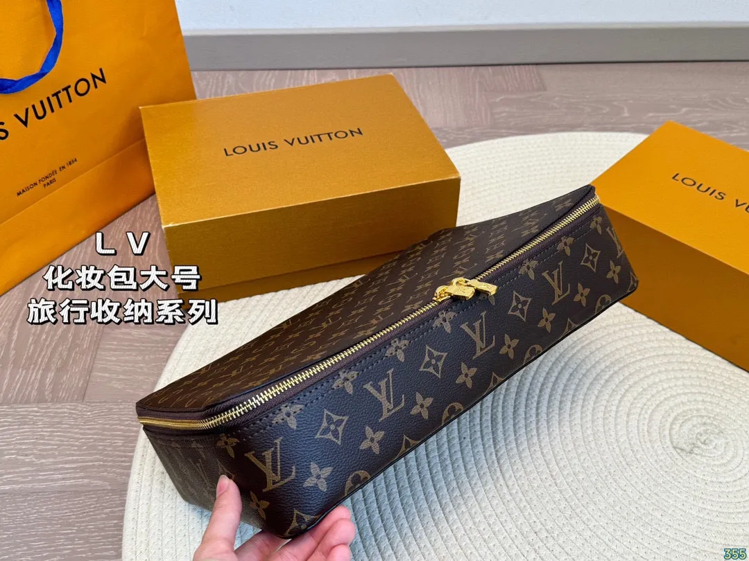 &yen;130/&yen;120/&yen;110 LV 化妆包 LV旅行收纳系列 实用 真的很美很喜欢！实用、美观、耐造、出去旅游看了心情也会好好 尺寸：34 22 8/23 14 8/17 10 8