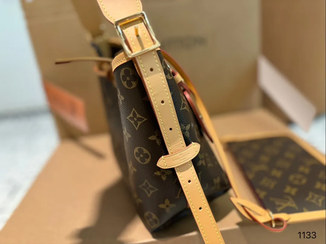 P190P180P170 路易威登Lv Carryall新款通勤包颜值实用 #路易威登Lv #路易威登#Iv #路易威登louisvuitton#路易威登carryall #Carryall |v7月新款，可斜挎、单肩。容量保证，敞口磁铁吸内扣取放平板小电脑非常方便，设计比neverfull小巧、肩带够宽不那么勒;比graceful俏皮，上身完全;是驴家通勤包款颜值担当@ 尺寸 大号38中号30 小号23