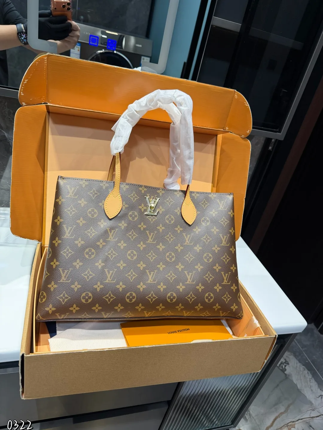 ❤️P150❤️ LV 2024秋冬的绝绝子手袋一LV Piano 手袋!这款手袋不仅融合了经典设计，还注入了现代的摩登风范，真的是好用到哭!Piano 手袋以利落的构型和侧面三角皮革烘托出Monogram图案的经典格调，再借不对称手柄释放出秋冬系列的摩登气息，令日常所需轻松随行!这个尺寸非常让人想起以前的Totally PM或lena PM，大家还记得吗?全拉链设计，完全可调节的带子，非常结实，简直是通勤的绝佳选择!皮革角和底部设计更是提升了手袋的耐用性和高级感，无论是日常使用还是出门逛街，都能轻松驾驭，真的是宝藏手袋 尺寸：43 27cm