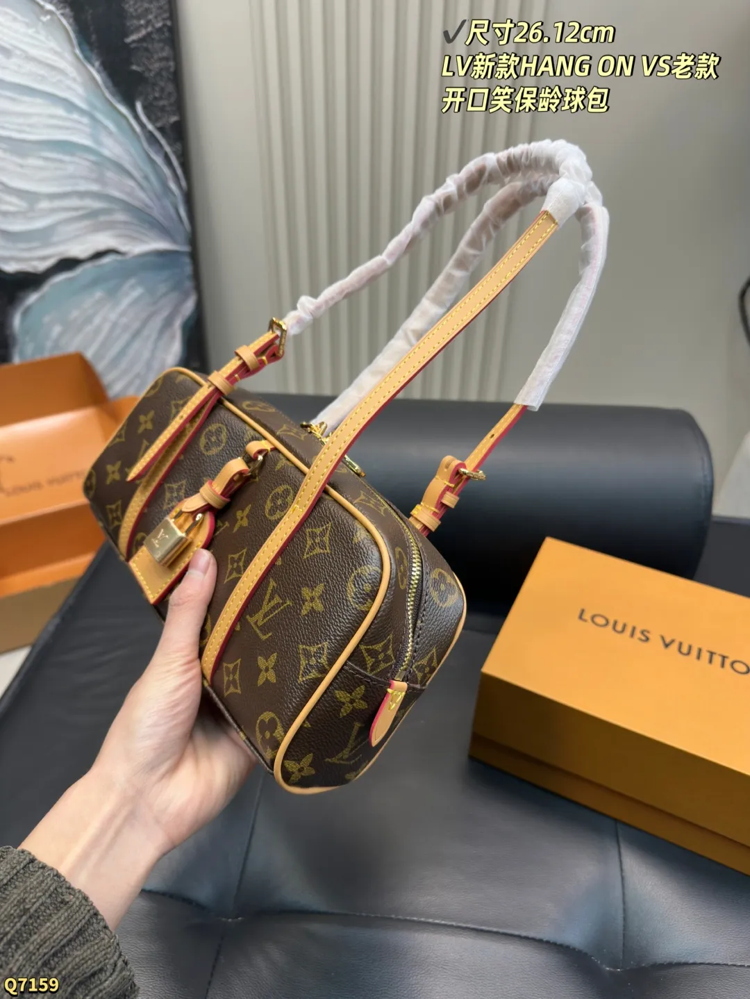 💰190配全套礼盒 尺寸26.12cm LV新款HANG ON VS老款开口笑保龄球包，新款容量很不错 又是哪位女生复古法式风格 能驾驭它吖～