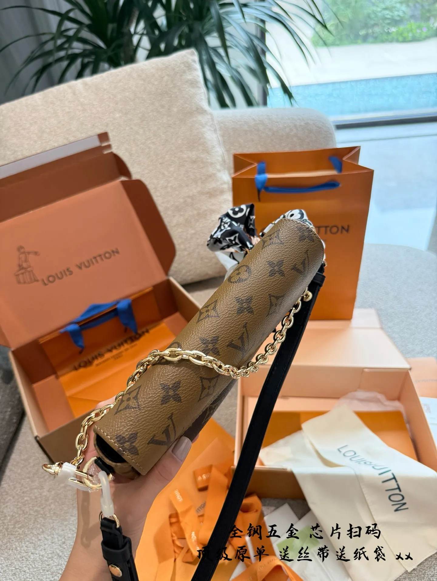 p245 升级版 全钢五金 WALLET ON CHAIN IVY手袋 专柜¥104,200 Lv新款ivy 5月8号.上市啦 全新配色腋下包ivy重出江湖 采用反转色的包盖设计搭配黑色的肩带 升级后的ivy没有了vivien 黄色牛皮 对比老花植糅革配色,更加的耐造和使用哦~❷