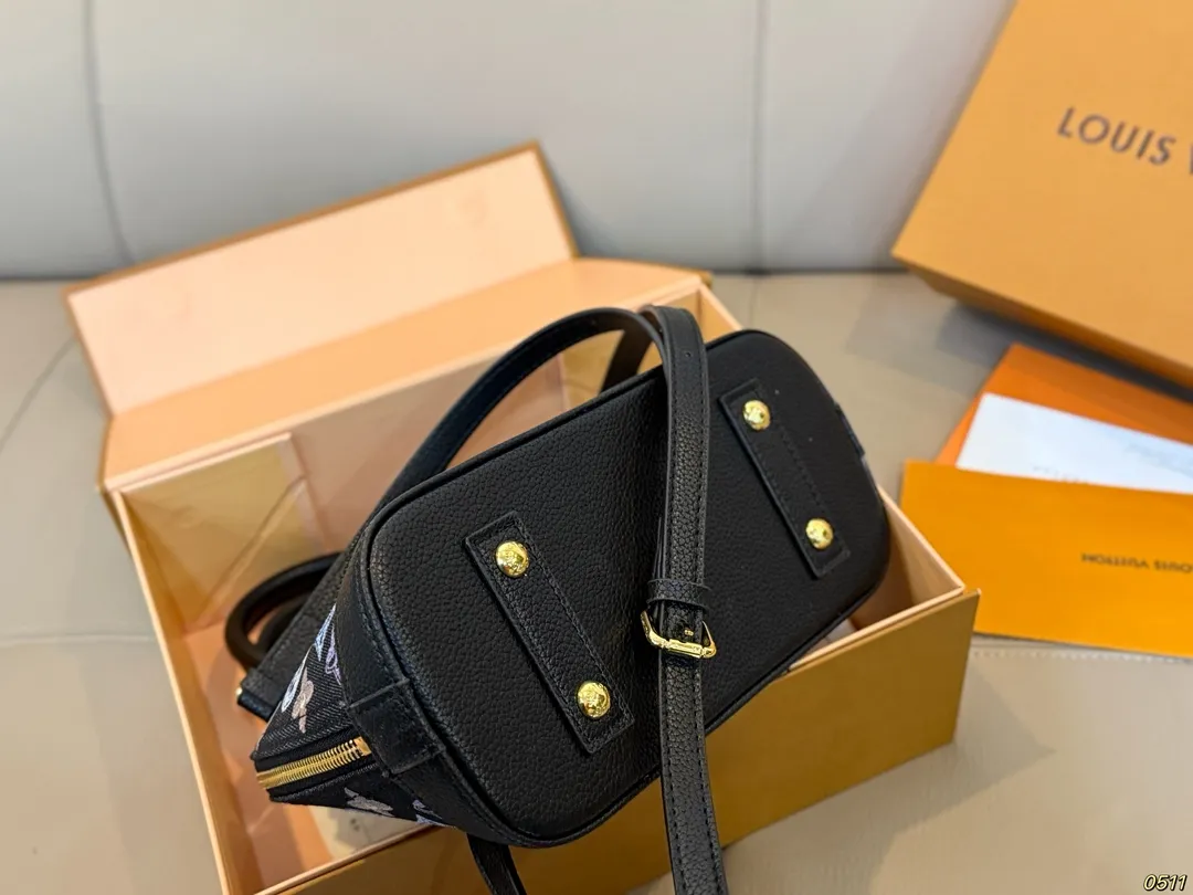 ¥165折叠盒 LV新款贝壳包 很高级可盐可甜 极致美感 绝美女孩就是你 尺寸24 17