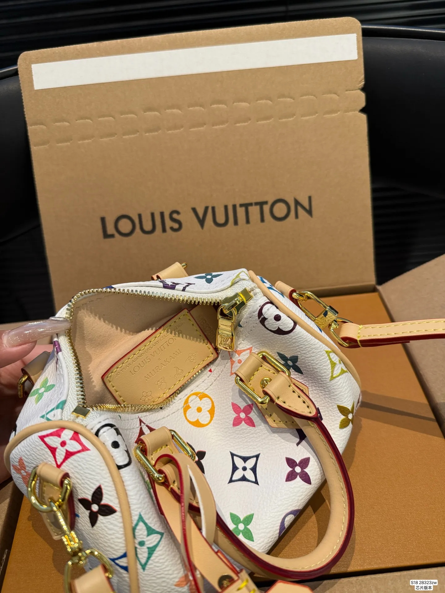 P140 配飞机盒折叠盒 芯片版本 Lv新款枕头包 出货啦 手提单肩斜挎款式 宝宝们抓紧来订哈 版型经典不过时 一直深受洋气美妞们喜欢！尺寸：16 10 货号28323