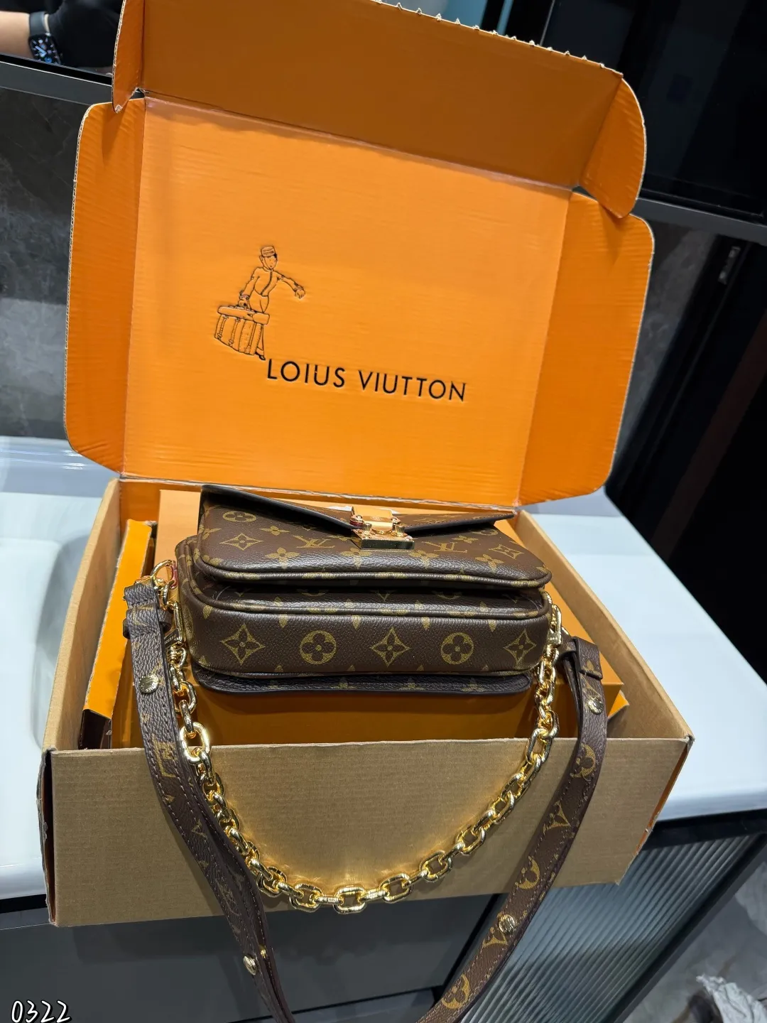 ❤️P195（礼盒包装）❤️ Lv新款邮差包 爆款到不能更爆的邮差包 METIS手袋 非常高级 皮料软硬刚好，尺寸：20 15