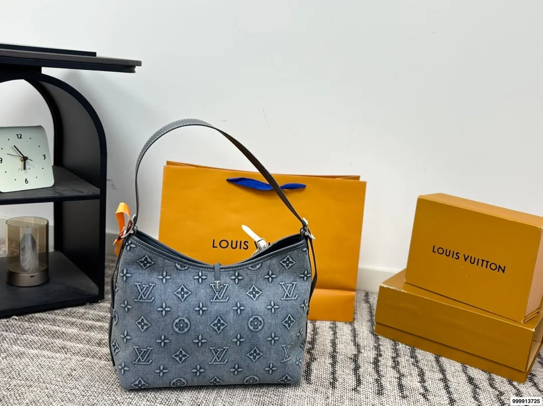 p195 配礼盒 牛仔Carryall Lv新款，可斜挎、单肩。容量保证，敞口磁铁吸内扣取放平板小电脑非常方便，设计比neverfull小巧、肩带够宽不那么勒;比graceful俏皮，上身完全;是驴家通勤包款颜值担当@ 尺寸30 25