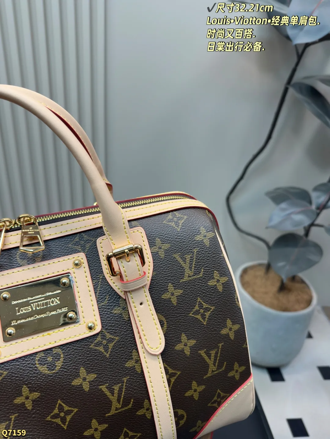 💰205配折叠盒 尺寸32.21cm Louis&bull;Viotton&bull;经典单肩包. 时尚又百搭.日棠出行必备. 最热门旅行袋！每个明星网红人手一个的节奏！特点是容量巨大！材质也是今年大热的流行元素 简洁的设计可以搭配任何颜色的服装造型！关键实用性极好！无敌性价比超高！