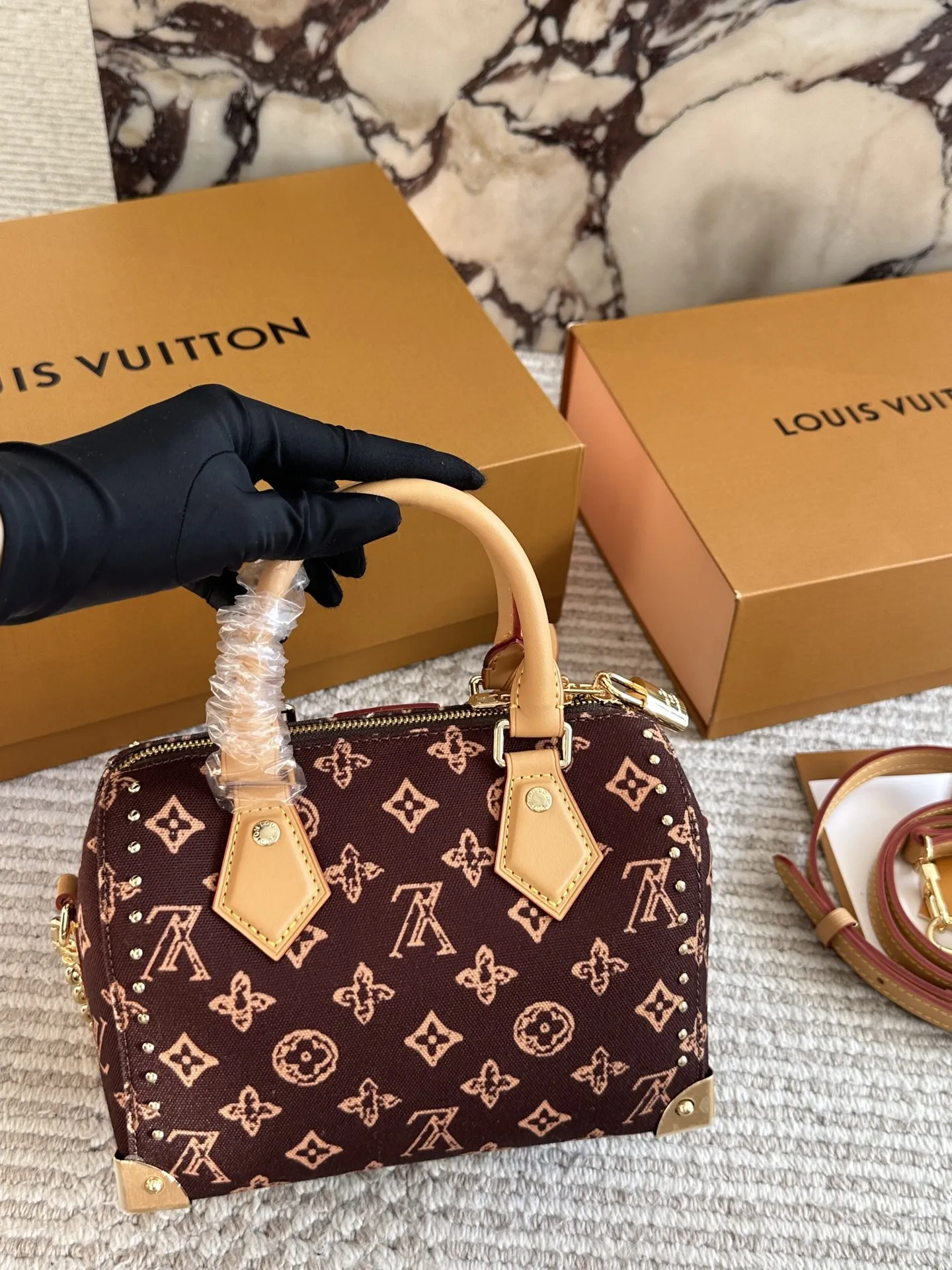 复刻版 ¥225 Lv 小枕头包 原单密封包装‼‼对NANO SPEEDY尺寸相当小巧 所以搭配中尽显时尚靓丽迷人气质,但是携带轻盈,轻轻松松搭一款NANO SPEEDY出门,它不仅适合休闲打扮,同样适合运动、旅行、参加party时使用哟,小身材的迷你包就是这么任性20*14cm 全套礼盒🎁