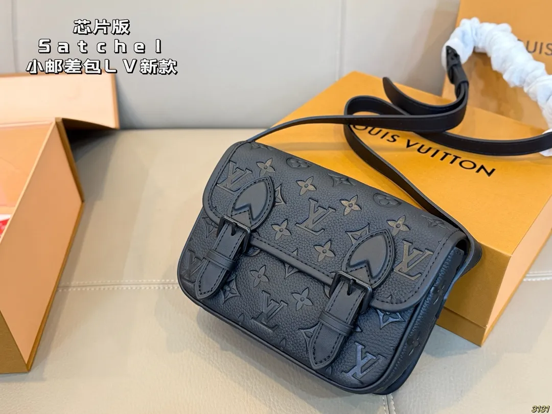 印花¥200压花¥220芯片版 Satchel小邮差包 LV新款邮差包 日常休闲搭配的理想选择~ 实用又百搭,大大的空间 非常适合放随身物品~ 面料耐磨耐刮蹭~ 尺寸19 14