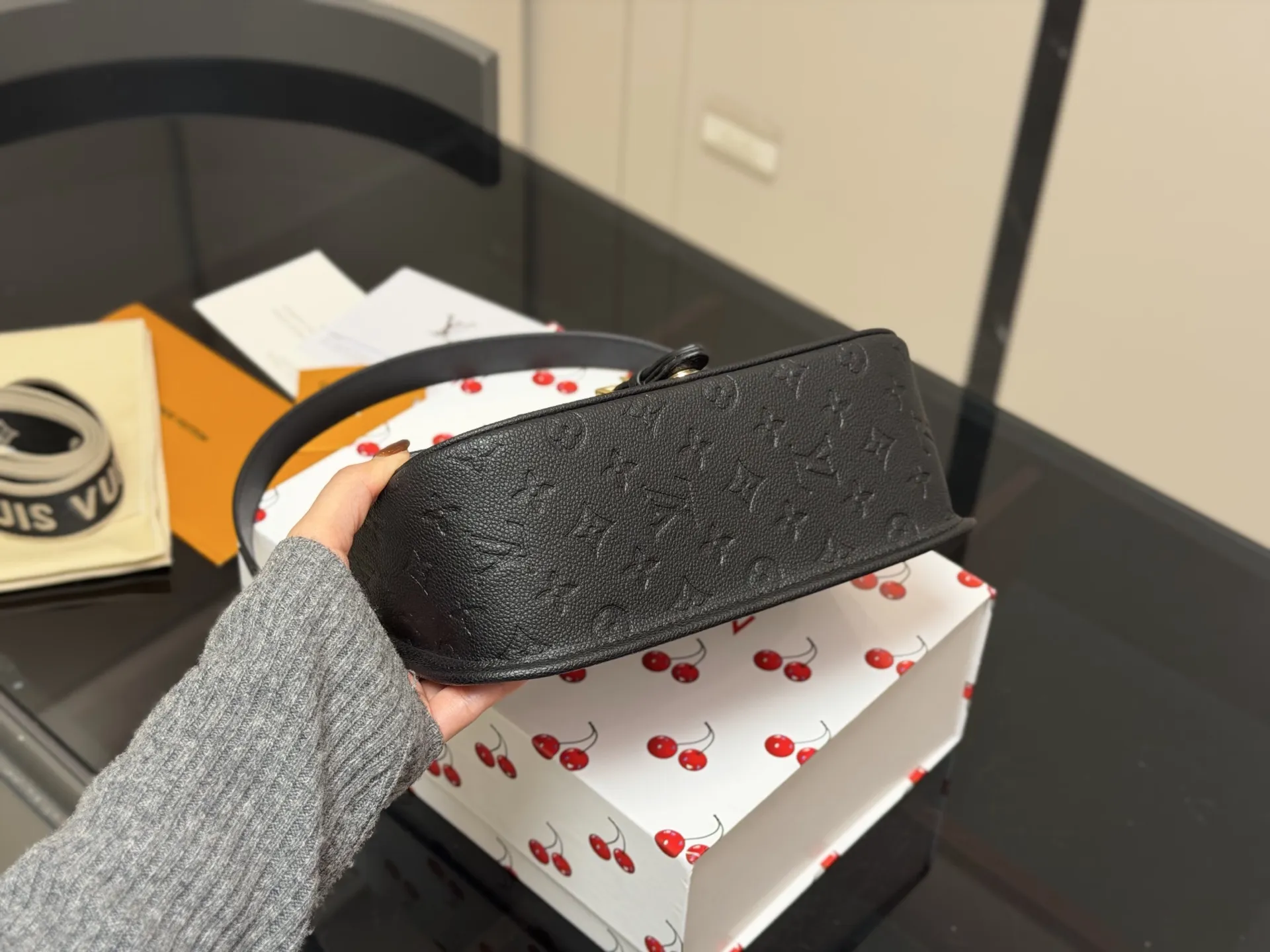 &yen;190 配折叠盒 !Lv法棍包穿搭也太好看了吧 双肩带的配置复古的气质 带着时尚感搭配起来 毫不违和并且肩带可以分开使用四舍五入等于两个包包hhh并且这款融合了| 尺寸:25.16cm