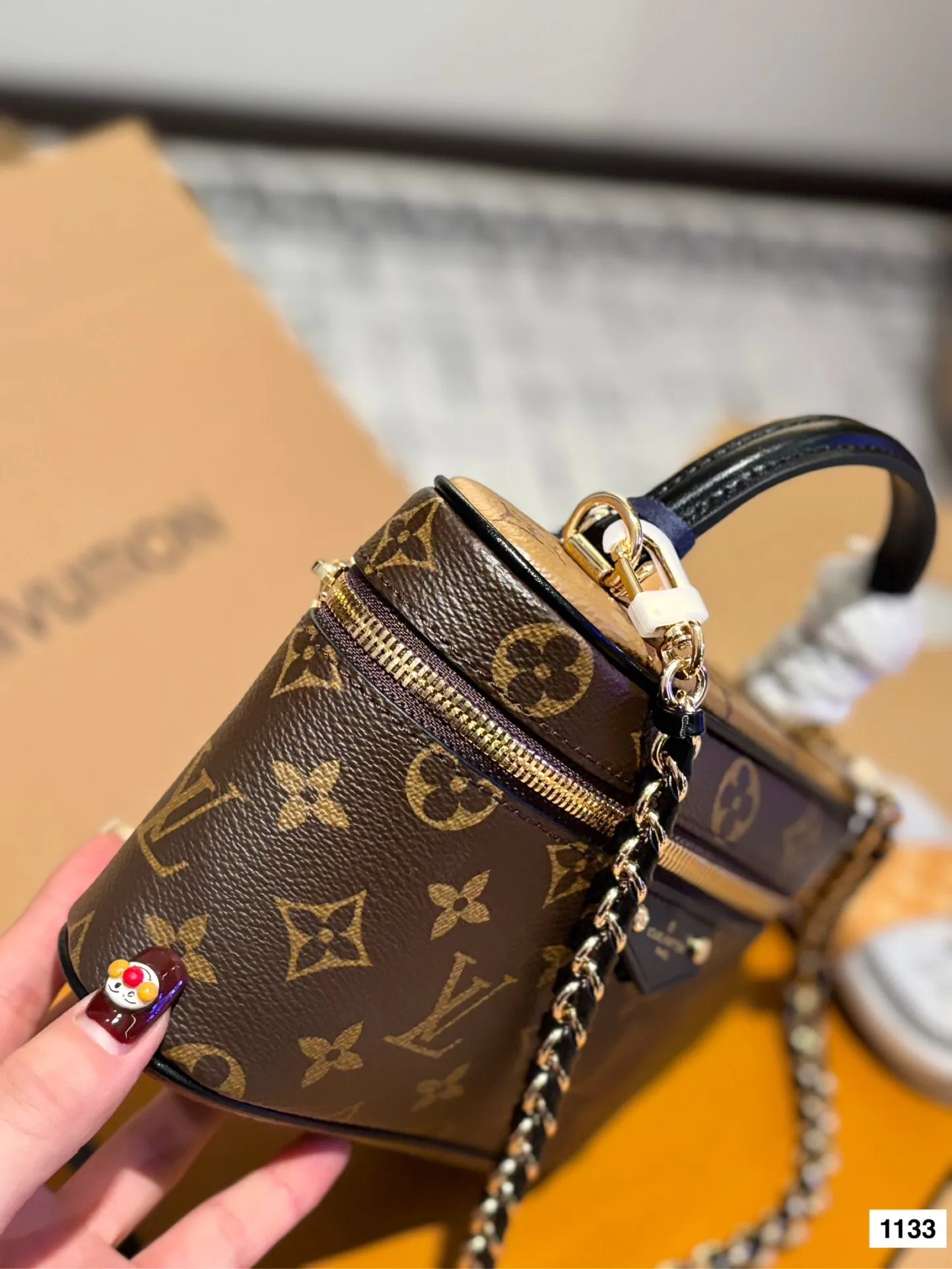 P175 配礼盒🎁复刻版 L家 新品化妆包 真的是太好看了!很小巧精致,放遥遥领先宽度刚刚好,再大一点的手机应该也可以,太适合春夏了!老花搭什么衣服都好看!好看好看好看!喜欢的姐妹真的不用迟疑 尺寸19*12c