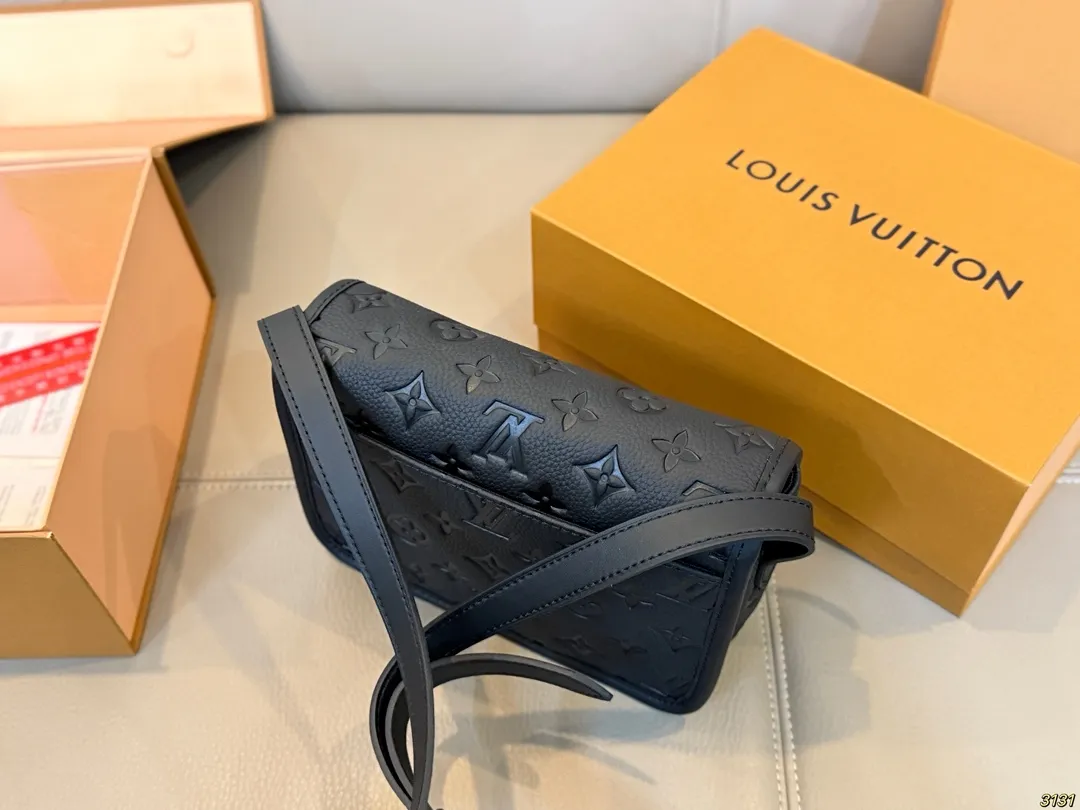 印花¥200压花¥220芯片版 Satchel小邮差包 LV新款邮差包 日常休闲搭配的理想选择~ 实用又百搭,大大的空间 非常适合放随身物品~ 面料耐磨耐刮蹭~ 尺寸19 14