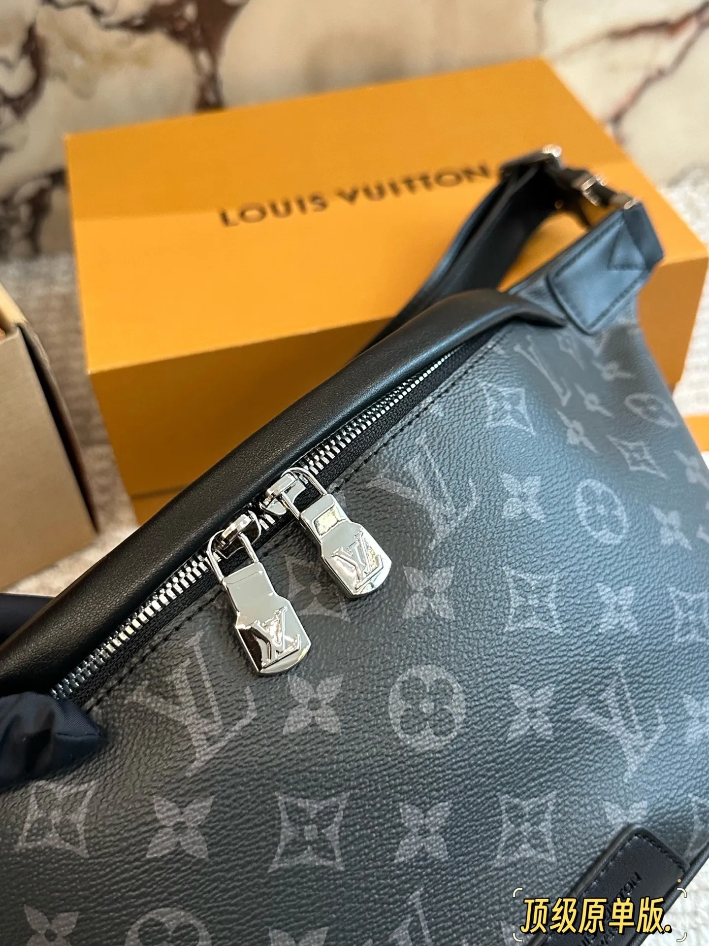 p175 原版牛皮 Lv胸包送男朋友专属酷酷酷! 此款Discovery腰包由Monogram Eclipse帆布制成,兼具休闲时尚气质与现代功能性。造型符合人体工学原理，并配有可调节的包带，既可环于腰间，也可肩背或随性地挂在胸前。正面和背面配有拉链口袋，方便存取 手机、卡片和钥匙。47.0 x 20.0 x 9.0 cm