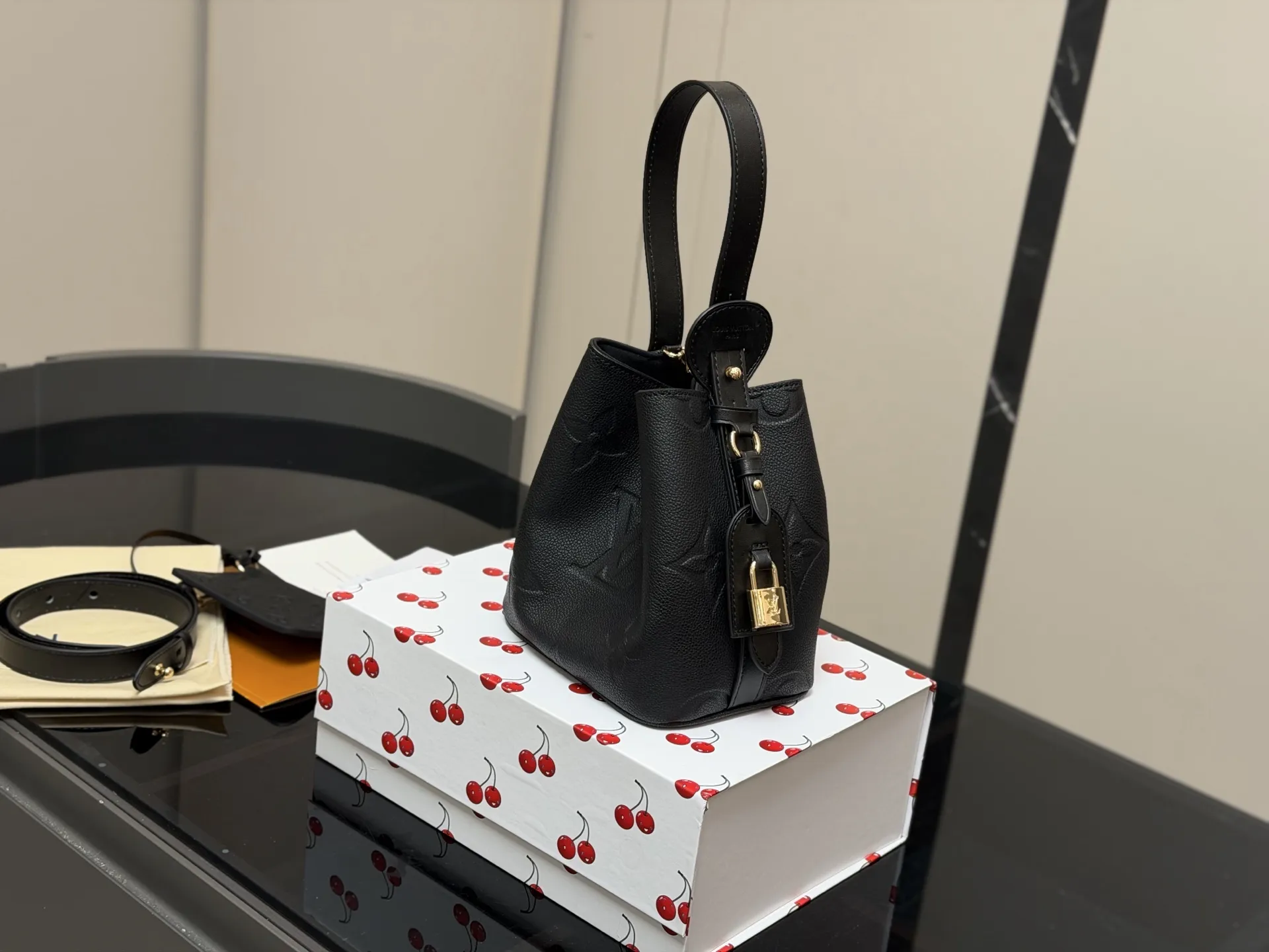 ¥185 配折叠盒 LV中古包又一位当红炸子鸡来咯!! 一只看似中古中矩却又有点标新立异的包。 水桶包 尺寸:18.17cm