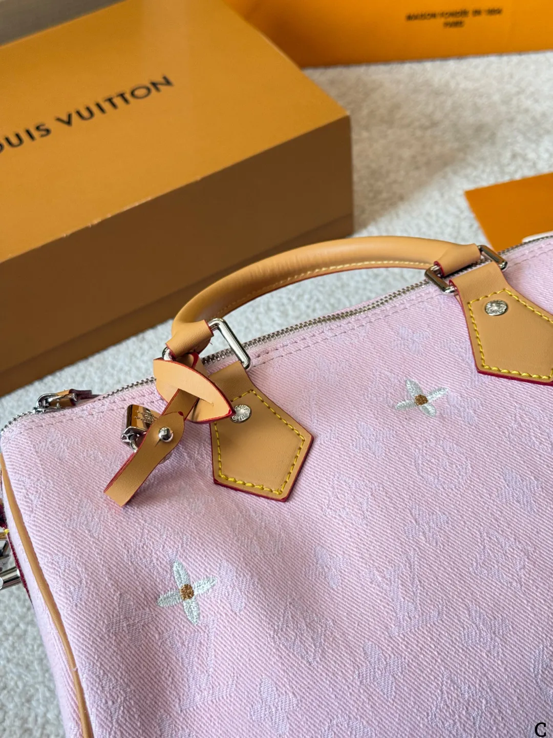 p180 LV 路易威登 Nano Speedy 30枕头包 LV 新款系列 枕头包 手袋,全网首发 LV Speedy nano 枕头包这款Retiro 手袋以标志性 经典永恒。优雅低调的外形设计和宽敞的包身更加入了实用性 尺寸30cm