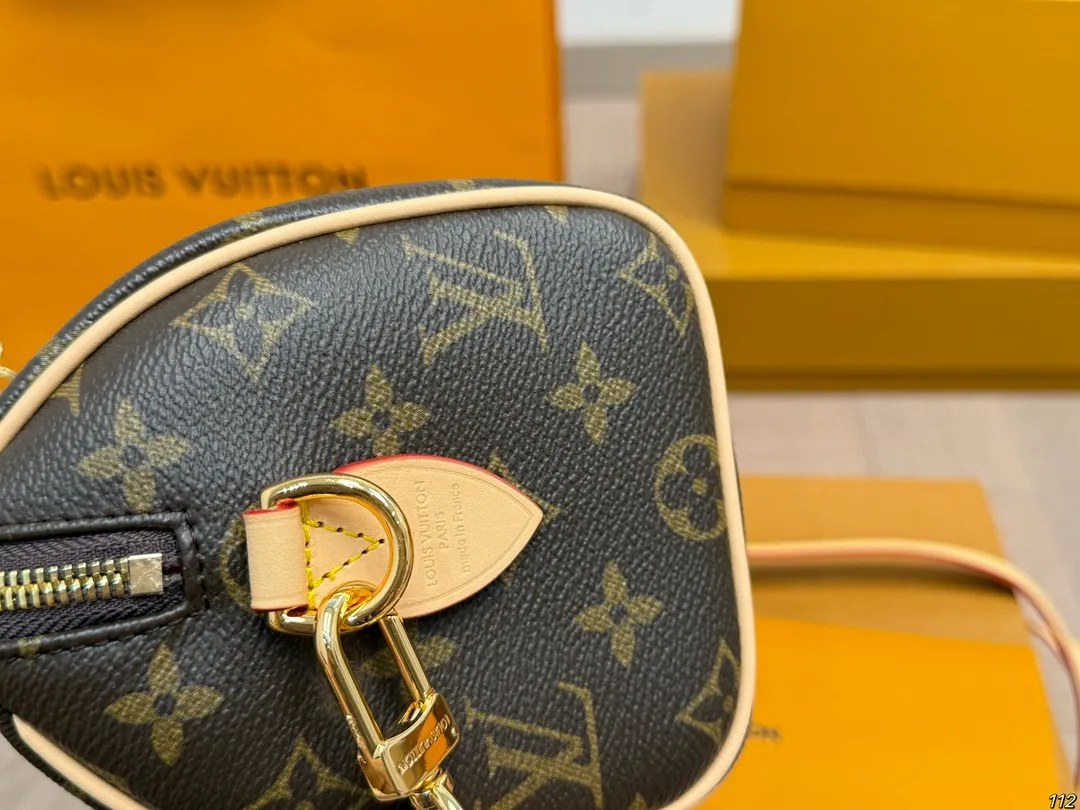 原版复刻¥215飞机盒 升级版全钢五金 专柜同步163变码芯片 L家 speedy20 超喜欢这个size! 平时无论什么衣服 不用犹豫! 随便搭!搜索🔍 Lv speed20 尺寸:20 14