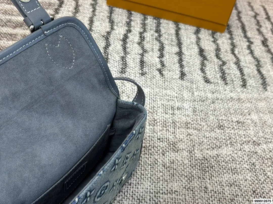 P185⚠️尺寸19*14 LV Mini Satchel牛仔邮差包 复古感满满!小巧精致,日常手机、钥匙、粉饼都能装下。肩带偏短,单肩or斜挎都OK,学院风、休闲风都能搭。磁吸扣设计,开合方便又安全,实用又时髦,是LV男款里超受欢迎的中性包款之一!