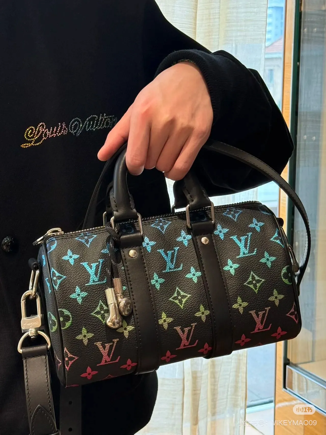p220 LV渐变彩虹Keepall25 科技感拉满的时尚单品宝子们! LV又放大招啦!这款Keepall25渐变彩虹色真的绝了~ 教染神仙配色 从经典老花到渐变彩虹的自然过渡，像把雨后天空背在身上!男女通杀的中性风，和对象搭成情侣款回头率200% *黑科技加持 包包内置NFC芯片，手机一扫就能验证真伪!再也不用担心买到J货啦~而且涂层帆布防水耐脏，日常通勤、旅行说走就走 设百变背法 可拆卸可调节肩带，手提、单肩、斜挎都能轻松驾驭!251115cm的黄金比例，装下13寸电脑、化妆品、水杯完全无压力~通勤、约会、探店一包搞定 害染细节控狂喜 皮质挂牌质感满分，五金logo在阳光下超闪!包型硬挺有型，塞满东西也不塌，实用性和颜值双在线~现在这款彩虹包已经火到断货啦!喜欢的宝子赶紧冲~在评论区说说，你最喜欢哪个细节吧+