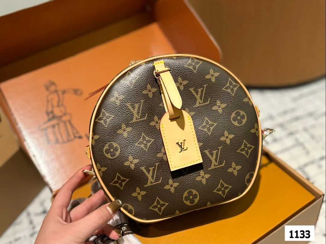 P185 配盒子 size：22*19cm L家 圆饼包真的是太香了 这款圆饼是柔软的 它的容量超级大 刘亦菲把我们的审美拉回来了啦！ 非市场通货欢迎对比 🔍 Lv 圆饼包