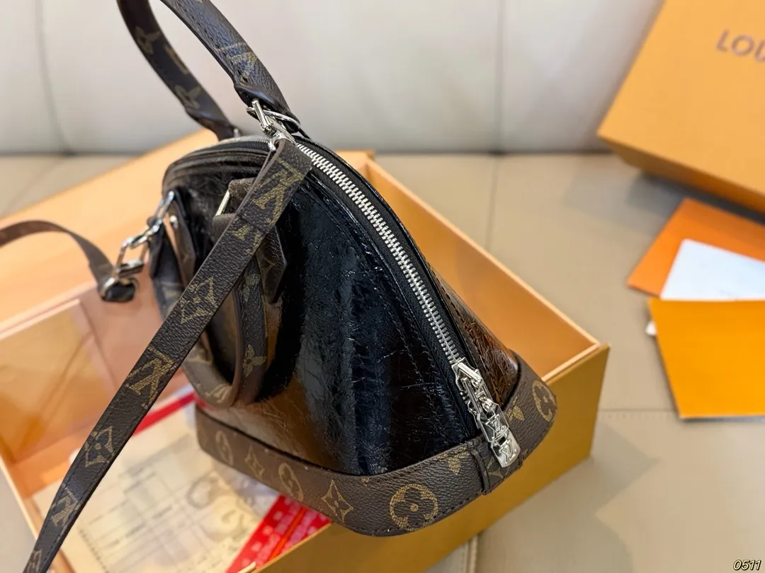 &yen;145折叠盒 LV新款贝壳包 很高级可盐可甜 极致美感 绝美女孩就是你 尺寸24 17