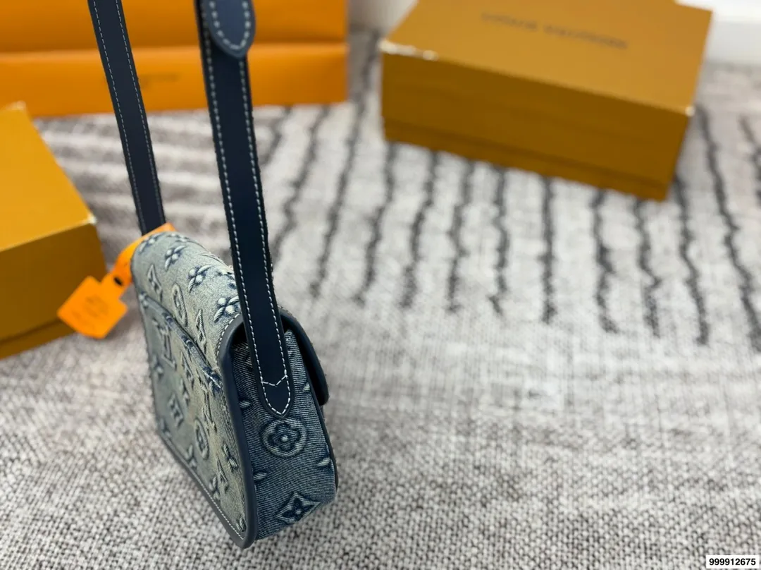 P185⚠️尺寸19*14 LV Mini Satchel牛仔邮差包 复古感满满！小巧精致，日常手机、钥匙、粉饼都能装下。肩带偏短，单肩or斜挎都OK，学院风、休闲风都能搭。磁吸扣设计，开合方便又安全，实用又时髦，是LV男款里超受欢迎的中性包款之一！