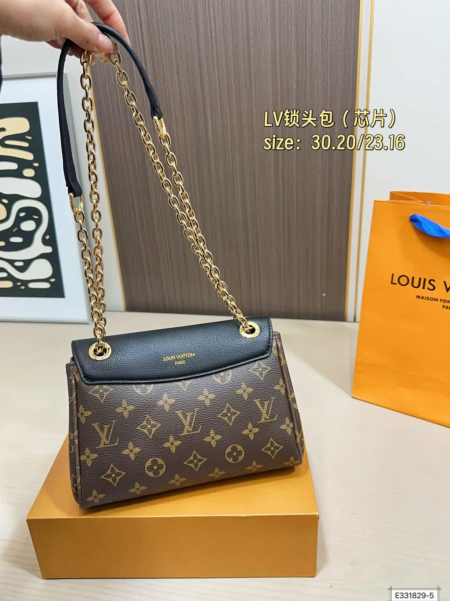 大号💰145 小号💰140 无盒 芯片 尺寸30.20/23.16 Lv Padlock on strap拼色锁头包 LV新款Padlock on strap拼色老花锁头包 小身材大容量 可以当腋下包可以斜挎 上身超好看⚠️大号黑色,焦糖色,小号黑色,酒红色⚠️