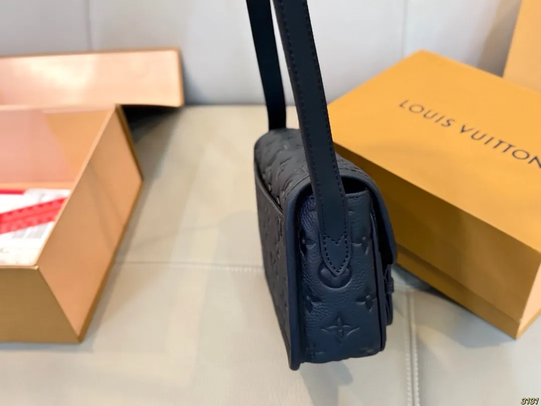 印花¥200压花¥220芯片版 Satchel小邮差包 LV新款邮差包 日常休闲搭配的理想选择~ 实用又百搭,大大的空间 非常适合放随身物品~ 面料耐磨耐刮蹭~ 尺寸19 14