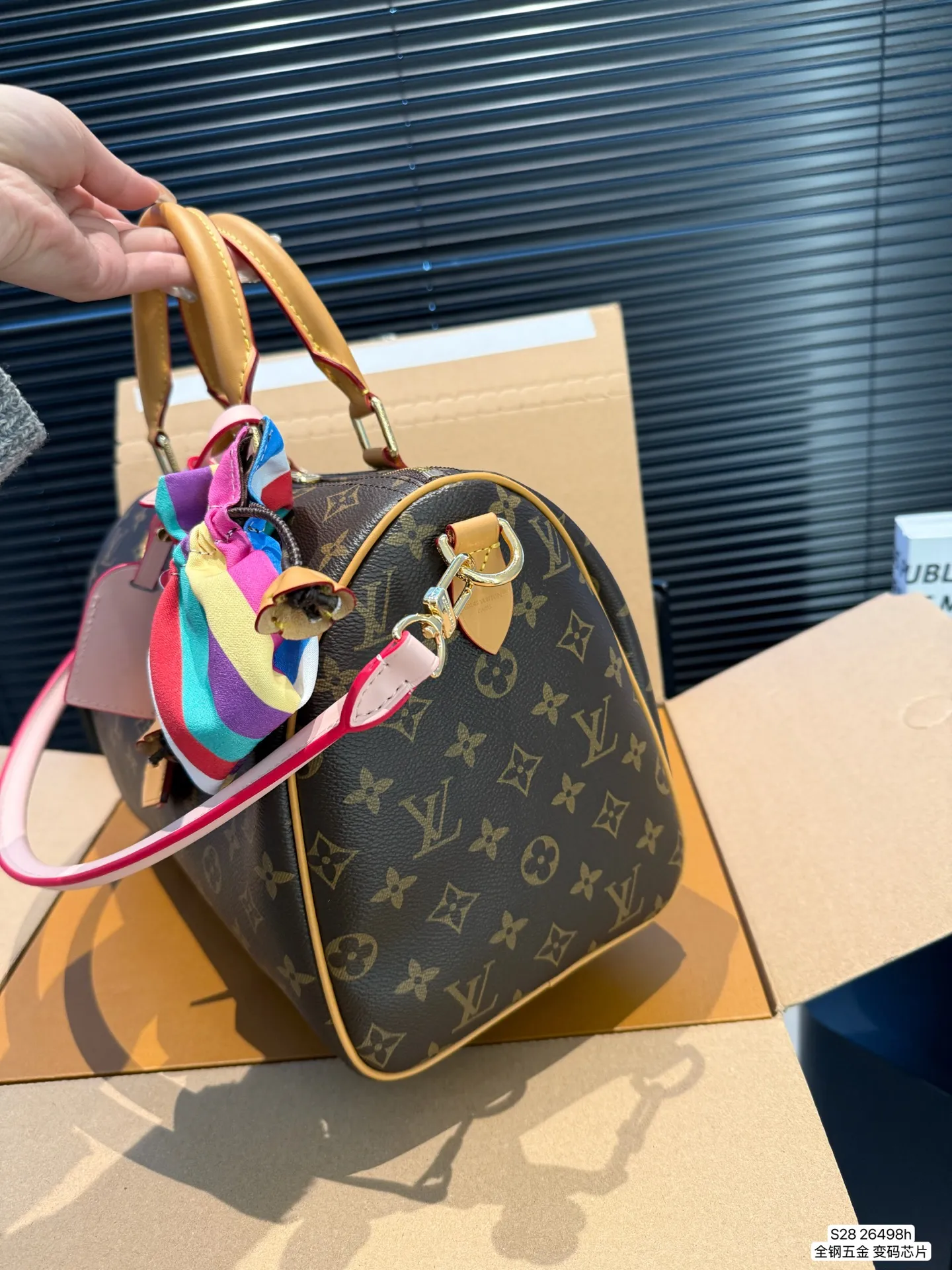 P190 配飞机盒折叠盒 全钢五金 变码芯片 Lv X Nigo Keepall 30.枕头包 手袋是一款理想的都市手袋。 标志性的造型与经典的 Monogram 帆布，加之多种携带方式和奢华的天然牛皮饰边为该包平添一份时尚前卫之感。尺寸：30 21货号26498