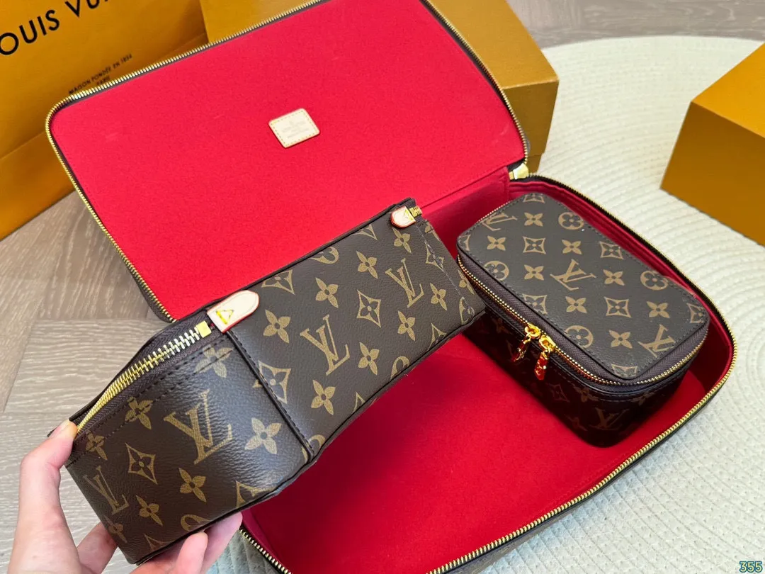 ¥130/¥120/¥110 LV 化妆包 LV旅行收纳系列 实用 真的很美很喜欢!实用、美观、耐造、出去旅游看了心情也会好好 尺寸:34 22 8/23 14 8/17 10 8