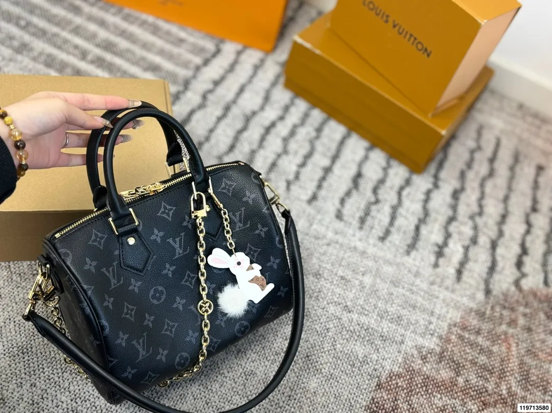 p170 折叠礼盒 芯片版 LV Speedy Soft 25枕头包 手袋以瞩目风姿成就旅途良伴。充裕构型内设拉链口袋,可妥善保管护照和其他重要物品。名牌诉说工致细节,Toron手柄再添新颖一笔 尺寸25.20