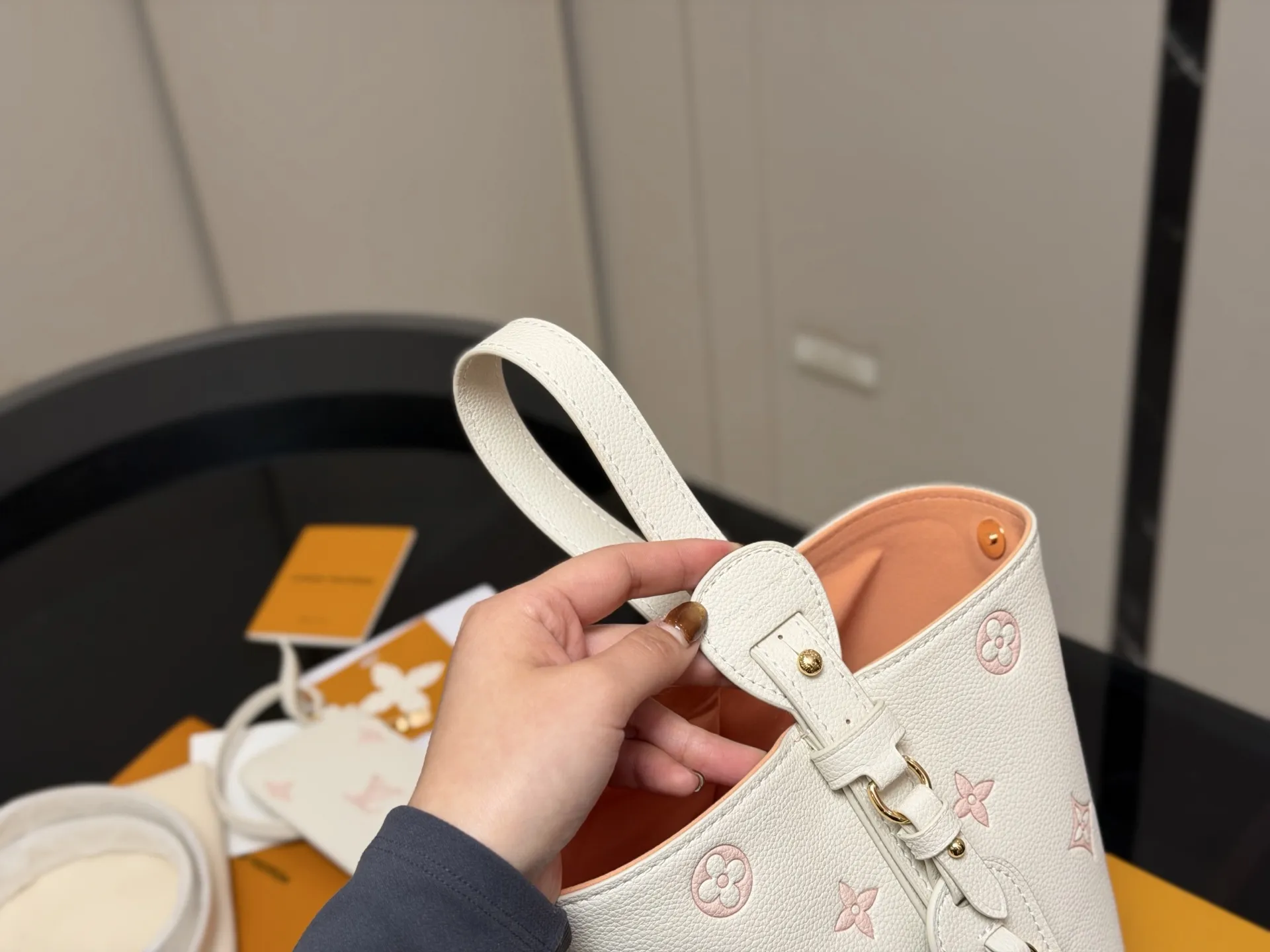 ¥180 配折叠盒 LV中古包又一位当红炸子鸡来咯!! 一只看似中古中矩却又有点标新立异的包。 水桶包 尺寸:18.17cm