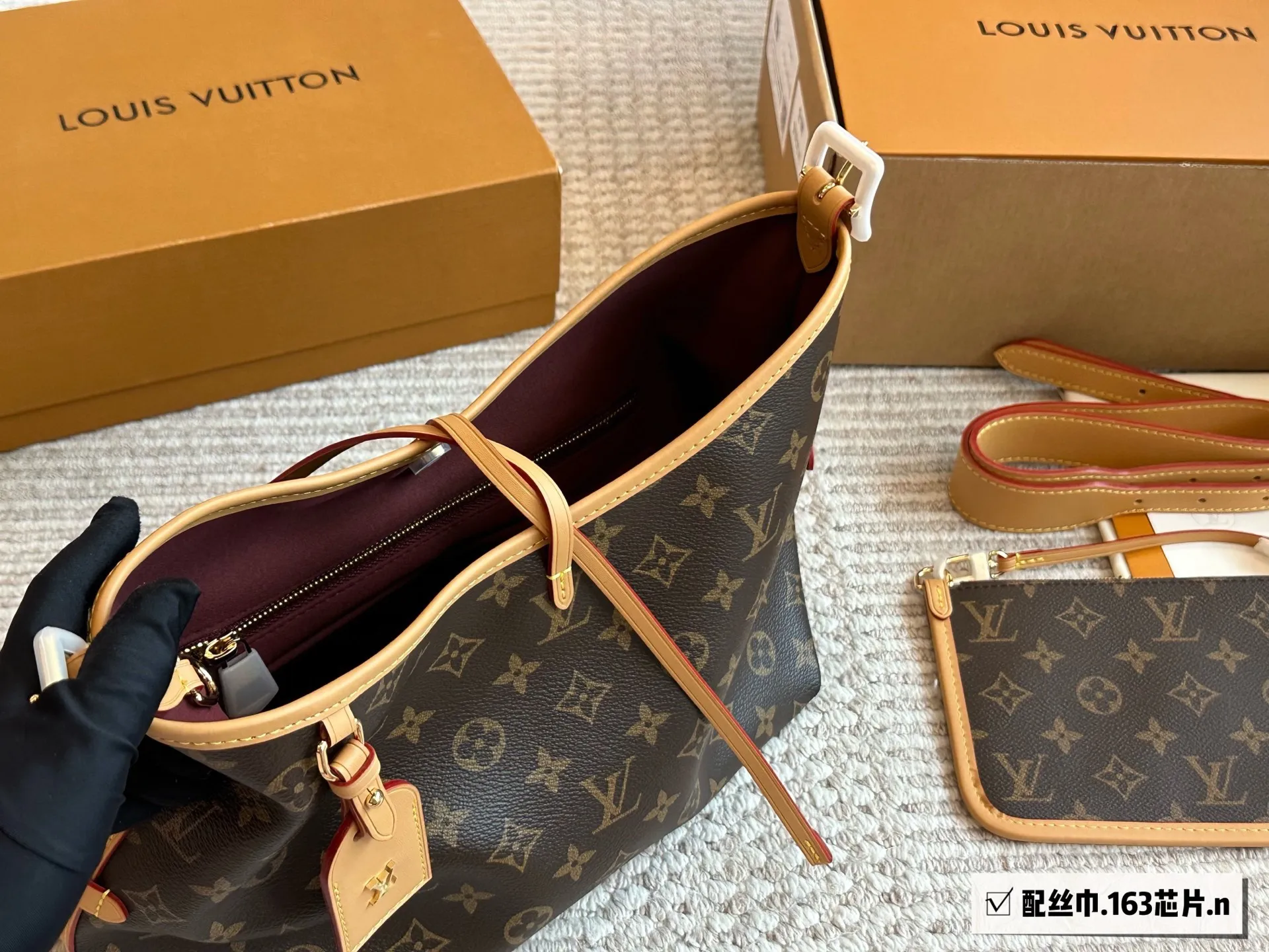 芯片版&yen;220 路易威登Lv Carryall新款通勤包颜值实用 #路易威登Lv #路易威登#Iv #路易威登louisvuitton#路易威登carryall #Carryall |v7月新款，可斜挎、单肩。容量保证，敞口磁铁吸内扣取放平板小电脑非常方便，设计比neverfull小巧、肩带够宽不那么勒;比graceful俏皮，上身完全;是驴家通勤包款颜值担当@30cm