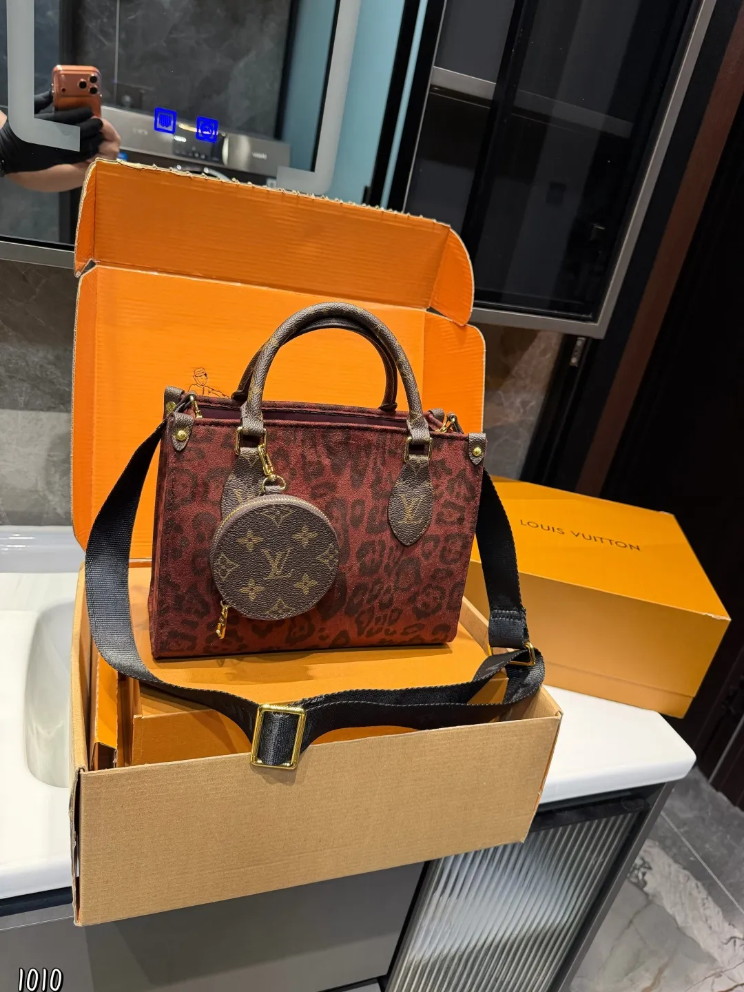 ❤️p160❤️ LV/路易威登 ONTHEGO系列 托特包新款刺绣款肩带丛林包 哇咔咔太喜欢了真是惊艳到我了、包包挺括很能装整体而言 非常实用又耐造 尺寸: 25*11*19cm