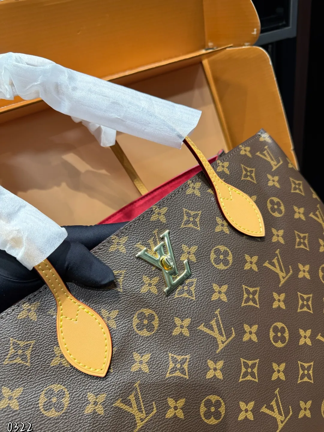 ❤️P150❤️ LV 2024秋冬的绝绝子手袋一LV Piano 手袋!这款手袋不仅融合了经典设计，还注入了现代的摩登风范，真的是好用到哭!Piano 手袋以利落的构型和侧面三角皮革烘托出Monogram图案的经典格调，再借不对称手柄释放出秋冬系列的摩登气息，令日常所需轻松随行!这个尺寸非常让人想起以前的Totally PM或lena PM，大家还记得吗?全拉链设计，完全可调节的带子，非常结实，简直是通勤的绝佳选择!皮革角和底部设计更是提升了手袋的耐用性和高级感，无论是日常使用还是出门逛街，都能轻松驾驭，真的是宝藏手袋 尺寸：43 27cm