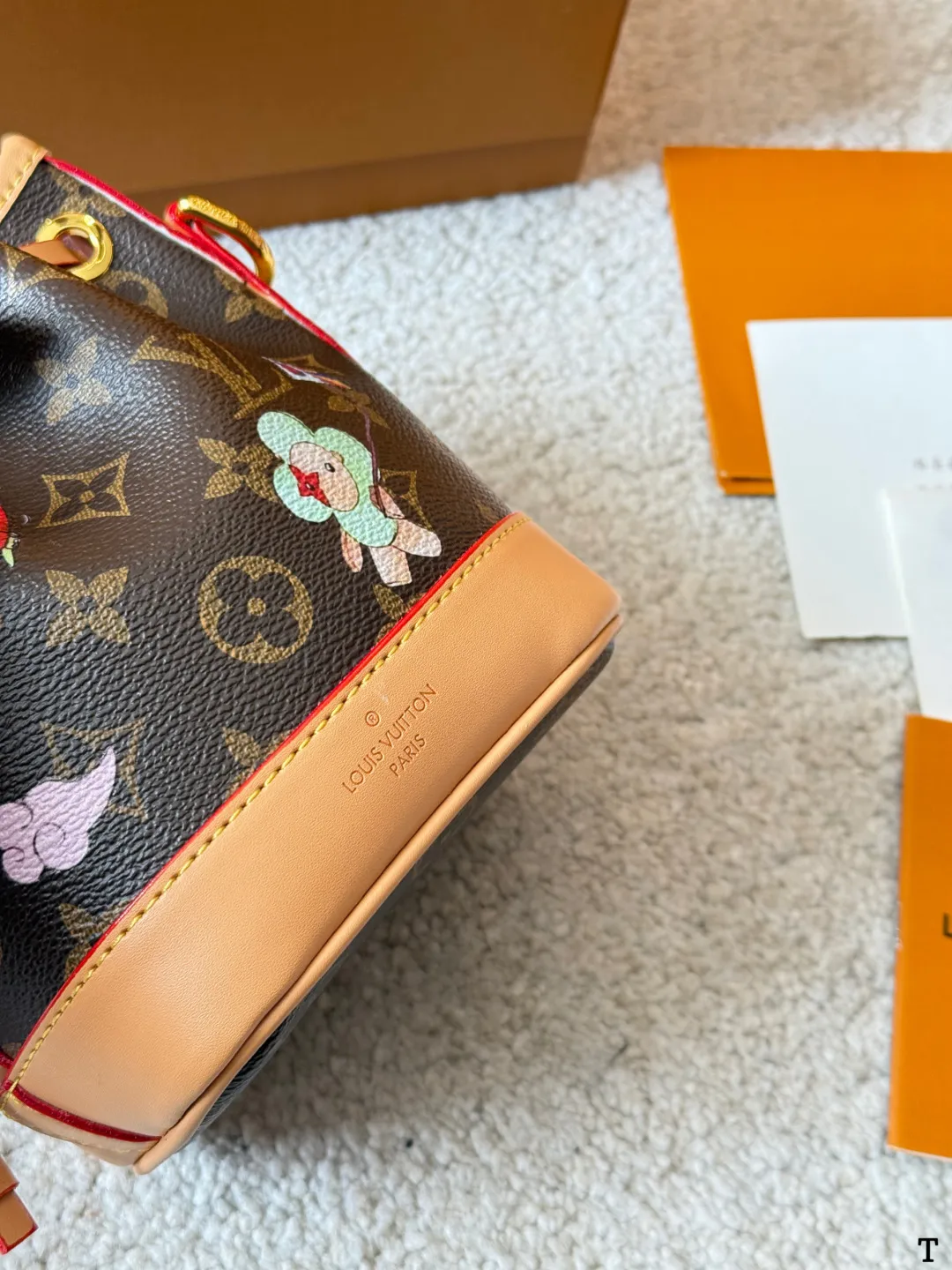 牛皮版本 p120 Lv Mini 小水桶 限定款 折叠礼盒 全方位对花 手柄的设计 比nano容量大比bb更小巧喜 欢不要错过 彩色超细纤维粘合内村,金色金属饰件,束绳闭合尺寸:15 18cm