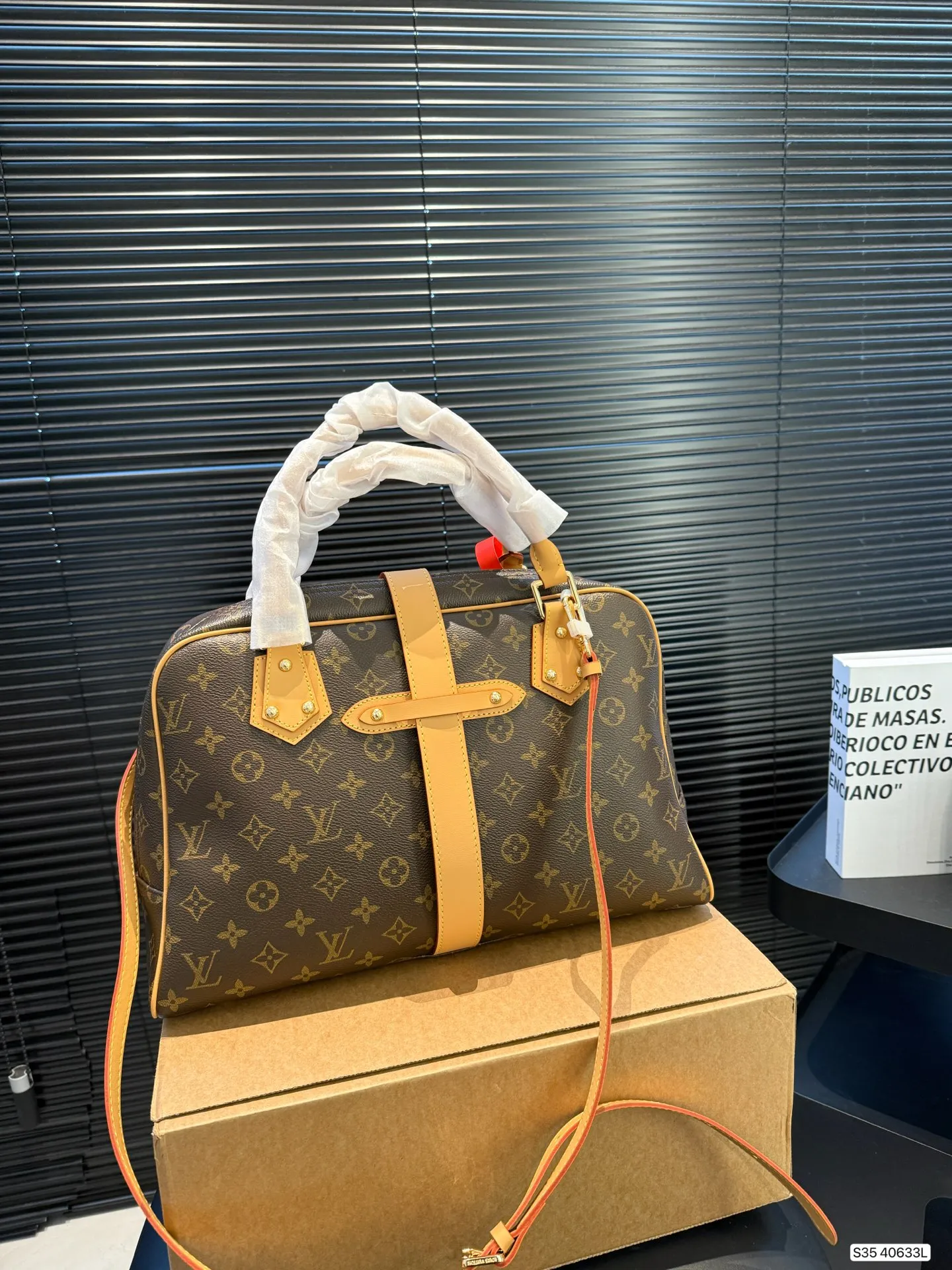 P225 配盒子 LV曼哈顿手提包:藏着时光质感的炸街伙伴 LV曼哈顿手提包,是经典与实用的完美共生。 利落的矩形轮廓勾勒出高级感,标志性Monogram涂层帆布耐造耐看,中古款更沉淀出独特包浆光泽。 尺寸38 35 货号40633