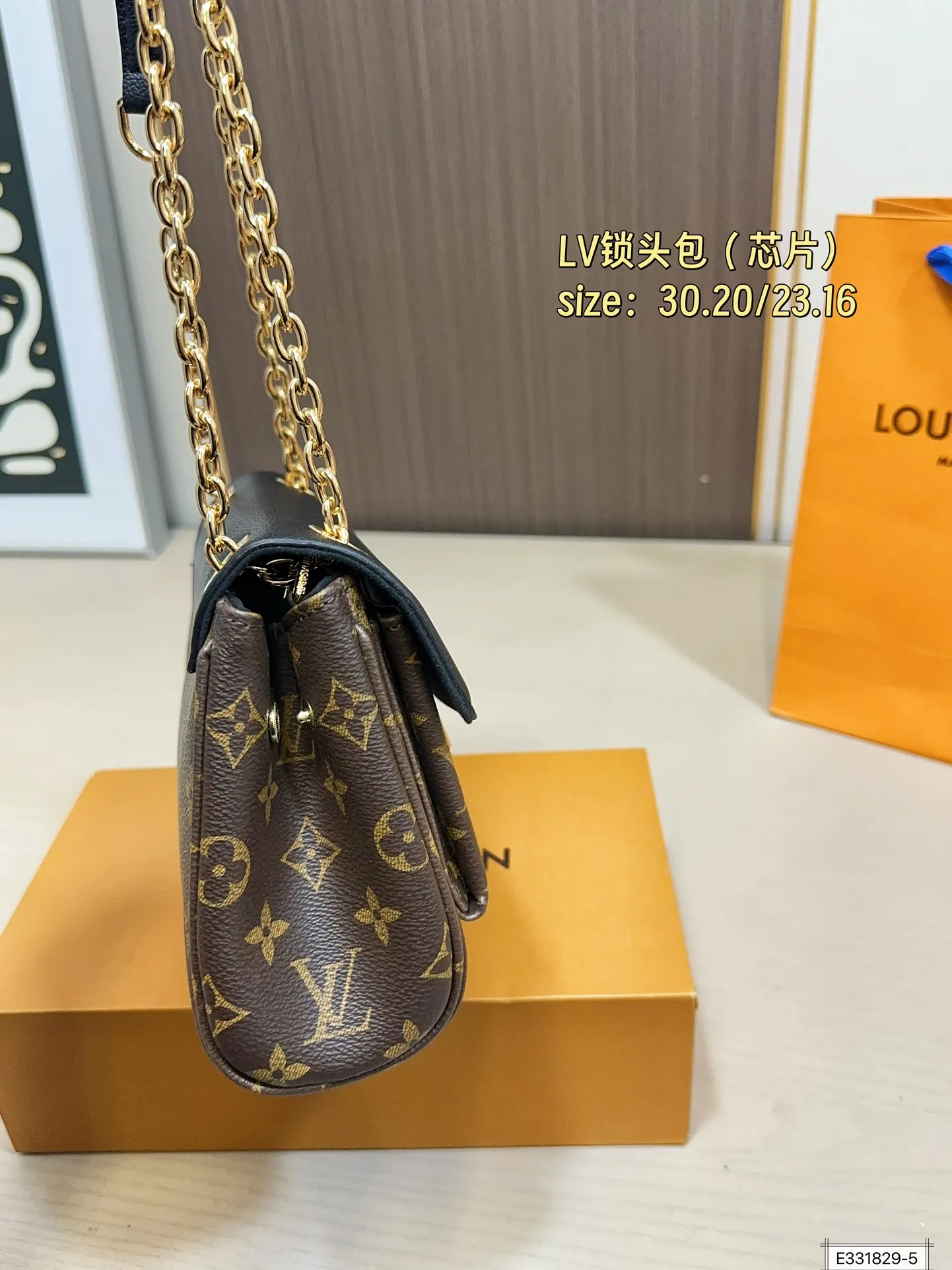 大号💰145 小号💰140 无盒 芯片 尺寸30.20/23.16 Lv Padlock on strap拼色锁头包 LV新款Padlock on strap拼色老花锁头包 小身材大容量 可以当腋下包可以斜挎 上身超好看⚠️大号黑色，焦糖色，小号黑色，酒红色⚠️