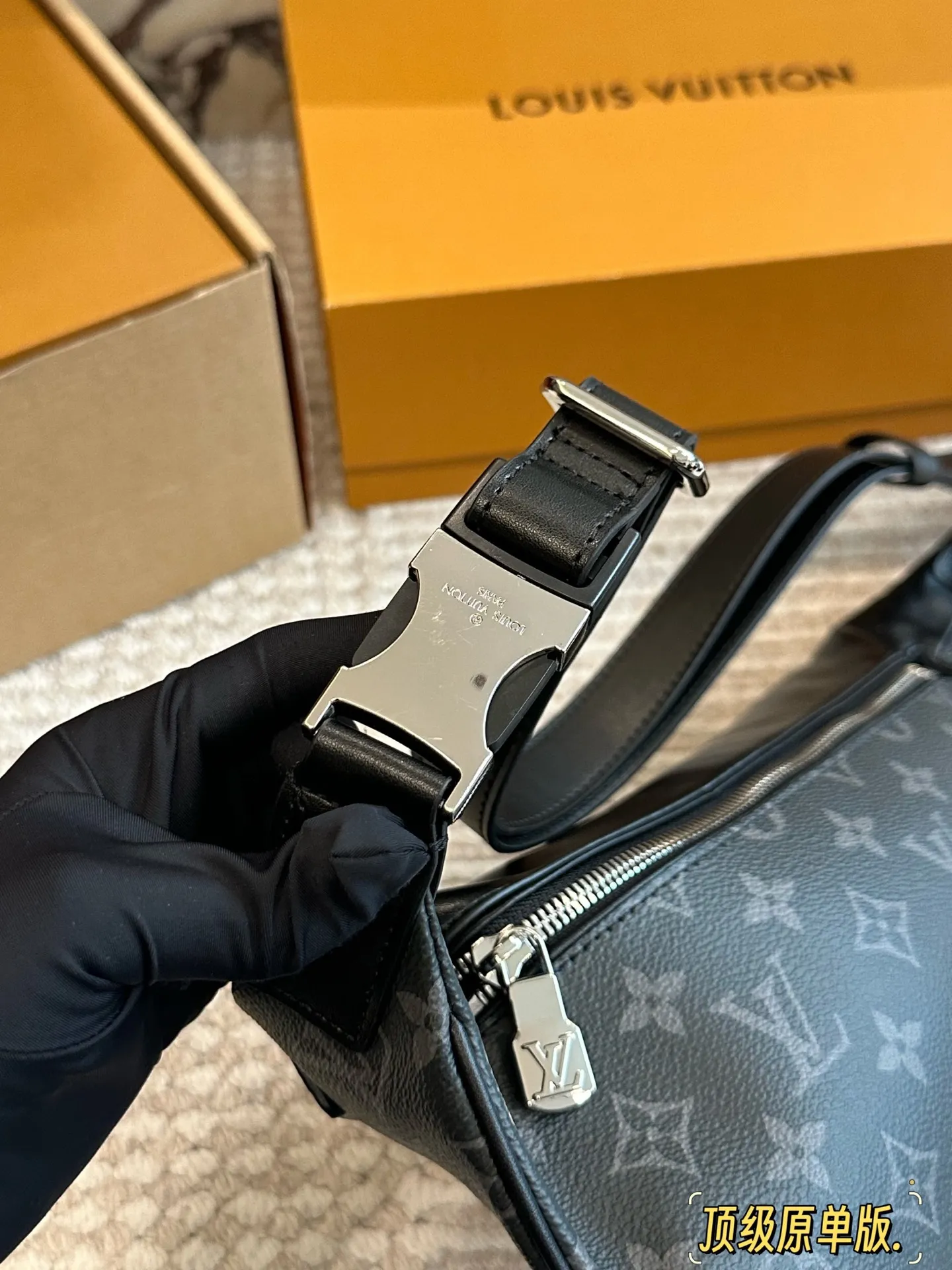 p175 原版牛皮 Lv胸包送男朋友专属酷酷酷! 此款Discovery腰包由Monogram Eclipse帆布制成,兼具休闲时尚气质与现代功能性。造型符合人体工学原理,并配有可调节的包带,既可环于腰间,也可肩背或随性地挂在胸前。正面和背面配有拉链口袋,方便存取 手机、卡片和钥匙。47.0 x 20.0 x 9.0 cm