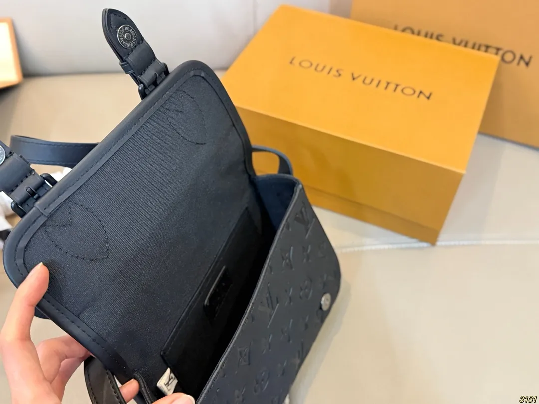 印花¥200压花¥220芯片版 Satchel小邮差包 LV新款邮差包 日常休闲搭配的理想选择~ 实用又百搭,大大的空间 非常适合放随身物品~ 面料耐磨耐刮蹭~ 尺寸19 14