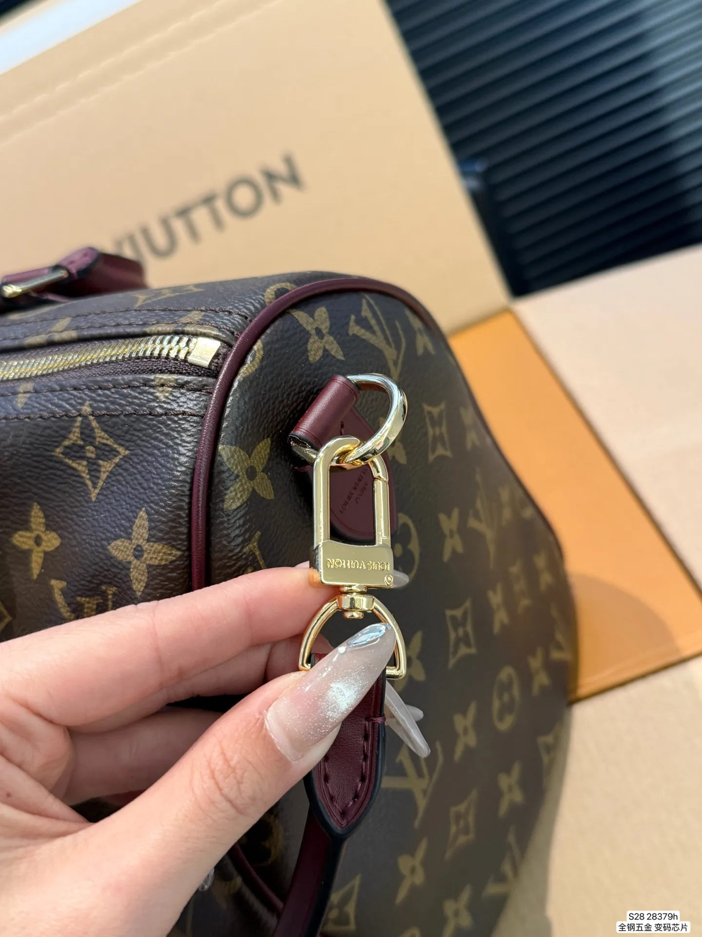 P190 配飞机盒折叠盒 全钢五金 变码芯片 Lv X Nigo Keepall 30.枕头包 手袋是一款理想的都市手袋。 标志性的造型与经典的 Monogram 帆布,加之多种携带方式和奢华的天然牛皮饰边为该包平添一份时尚前卫之感。尺寸:30 21货号28379