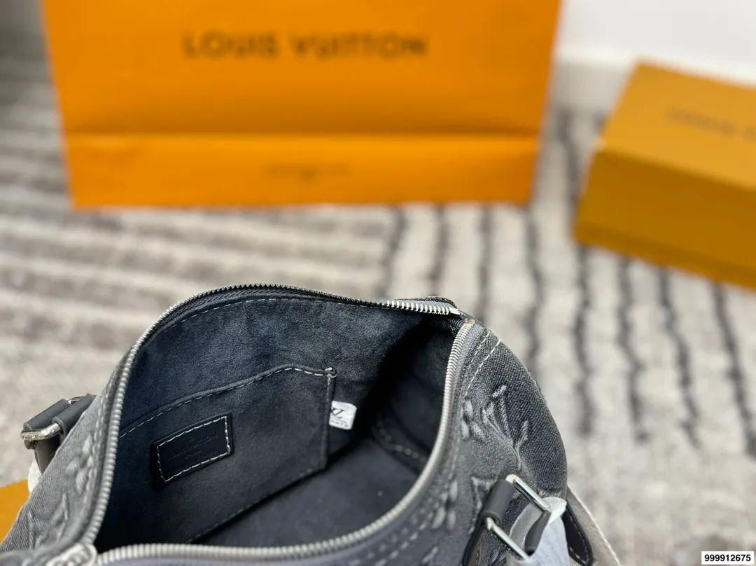 p185 配礼盒 LV Speedy 丹宁枕头包 这款Retiro手袋以标志性的LV老花面料制成，搭配奢华的变色牛皮饰边，经典永恒。优雅低调的外形设计和宽敞的包.尺寸：25*11*14cm