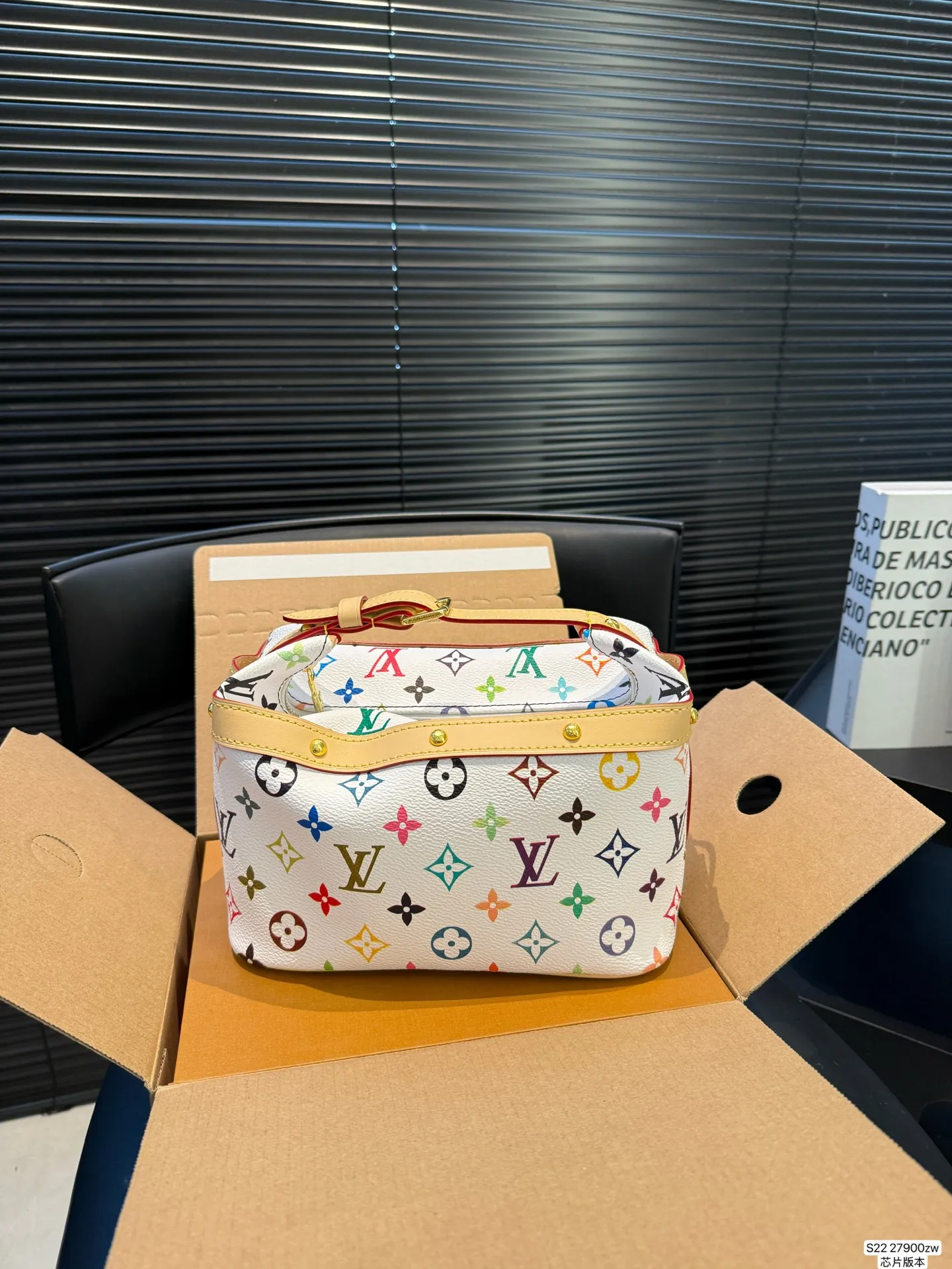 P160 Lv饭盒包 配折叠盒飞机盒 芯片版本 很有质感又很轻松的一个包型 貌美又实用 尺寸：21 18 货号27900