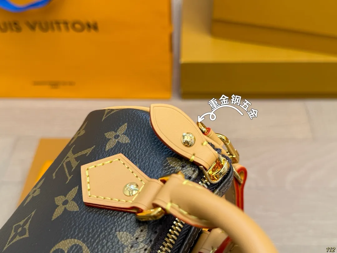 原版复刻¥160飞机盒 重金钢五金 专柜同步163变码芯片 新版可拆卸肩带 LV nano Speedy枕头包 经典系列 时尚百搭 独特的艺术气息 颜值高 日常出街首选 尺寸16×10×7.5